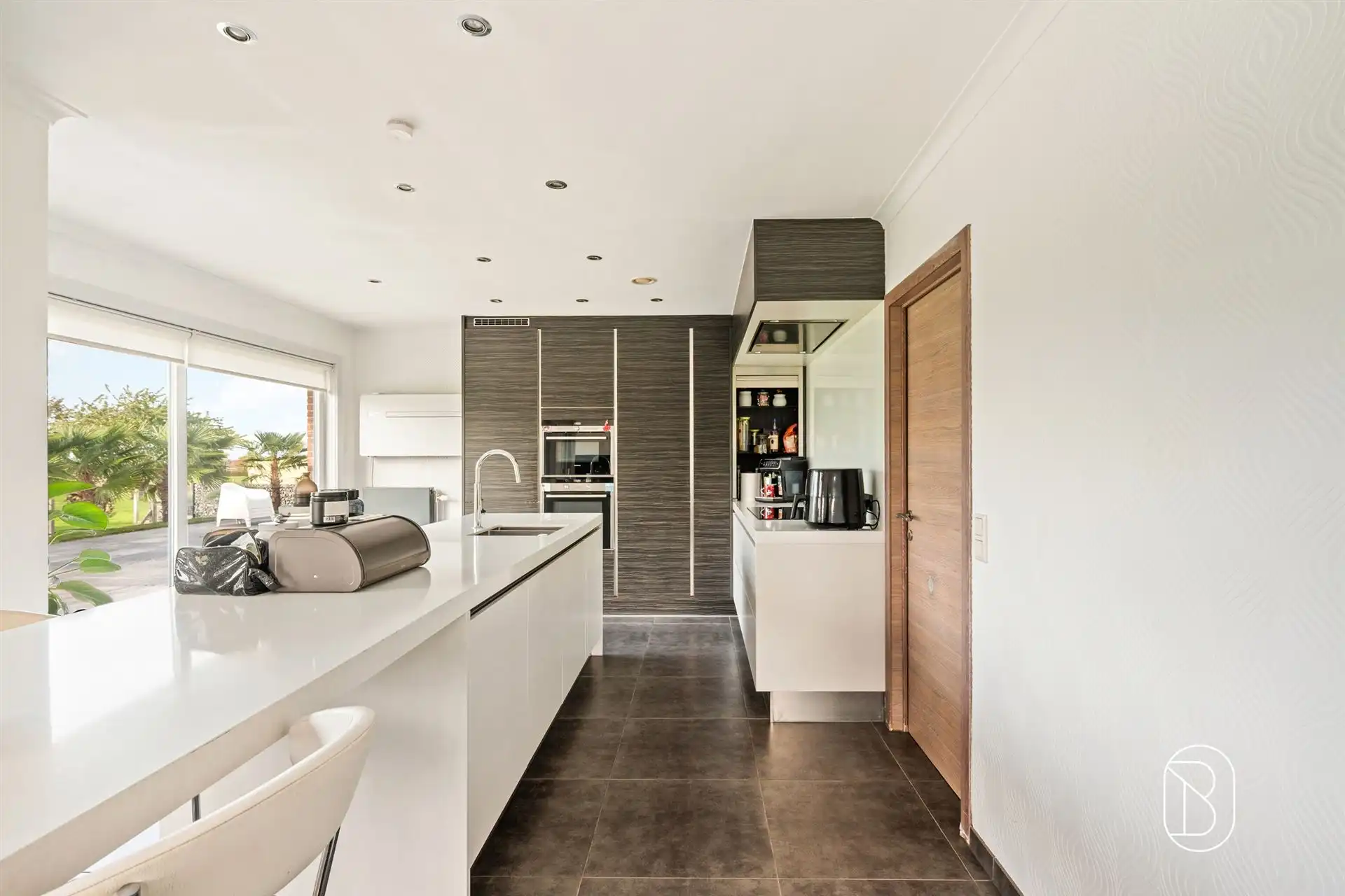 Villa met verwarmd zwembad en 2 garages!  foto 13