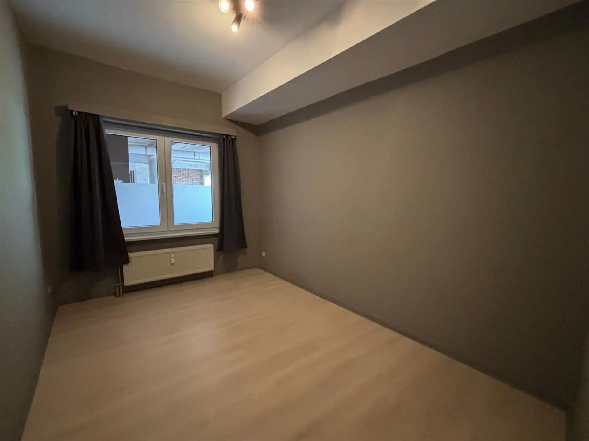 Ruim gelijkvloers appartement nabij station en centrum foto 8