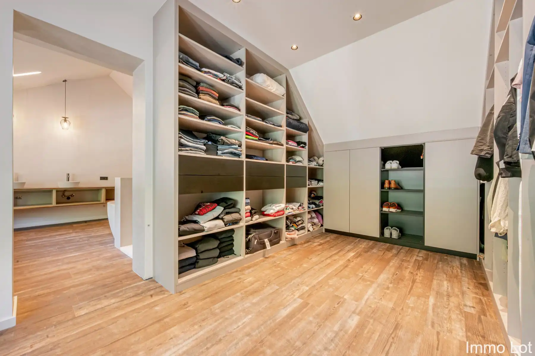 Woning met groot magazijn, dubbele garage en apart bureau foto 11