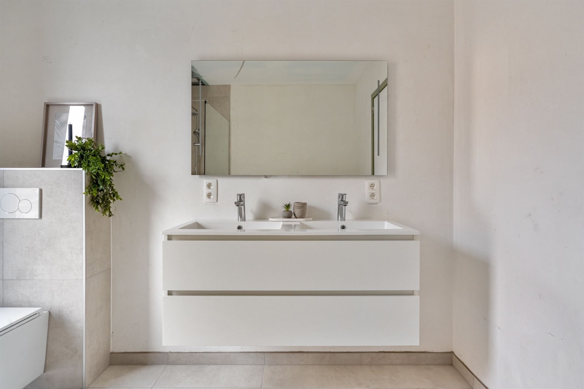 Gelijkvloerse woning met carport en tuin. foto 17