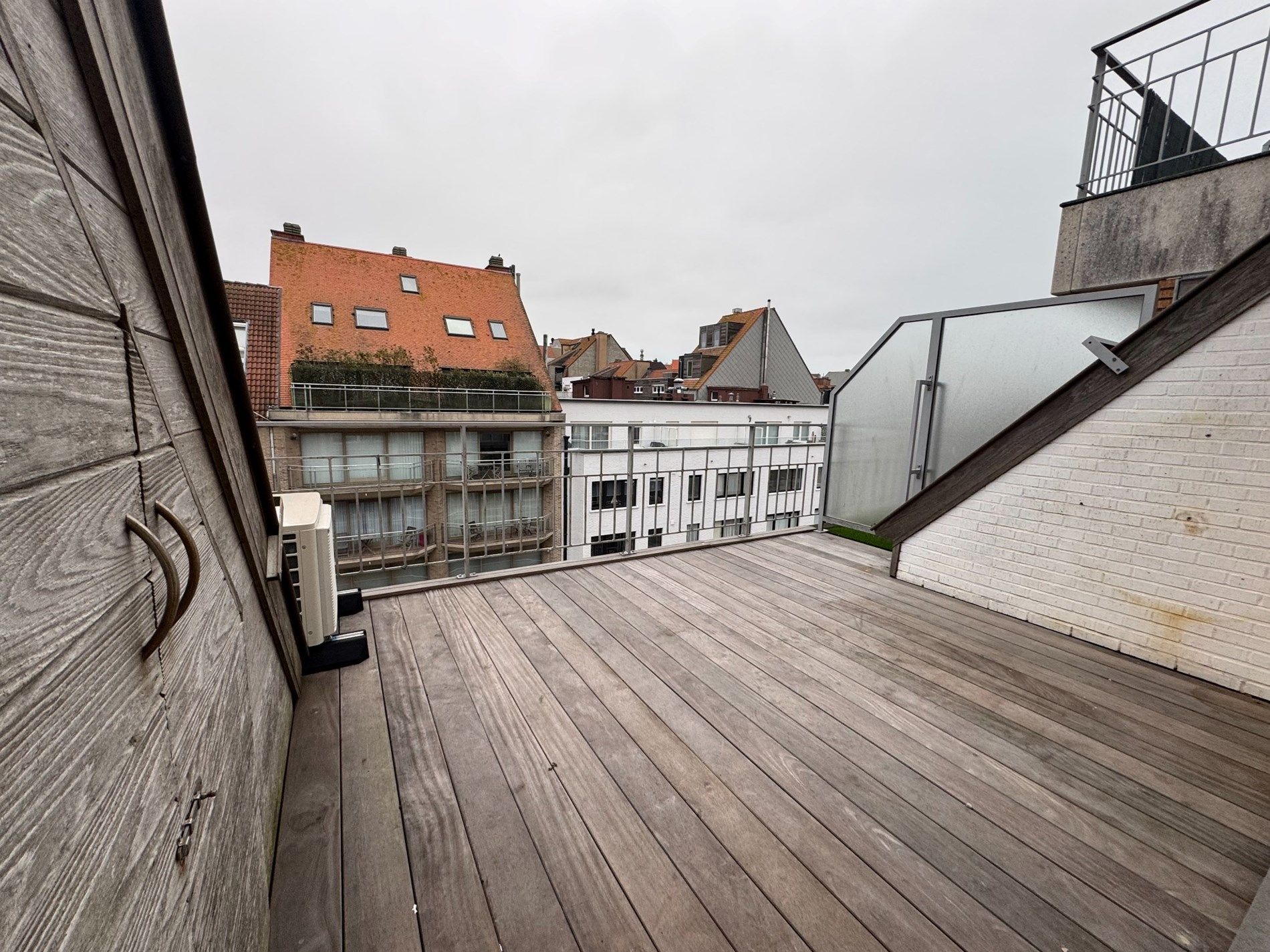 Magnifiek, gerenoveerd duplex penthouse met prachtige terrassen vlakbij de Lippenslaan en het strand te Knokke.  foto 6