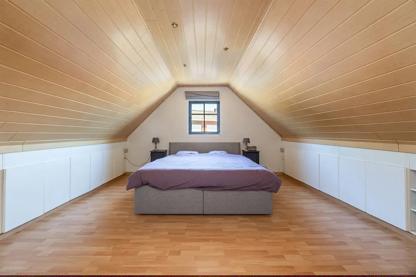 Stijlvol gerenoveerd wonen met prachtige zwemvijver foto 16