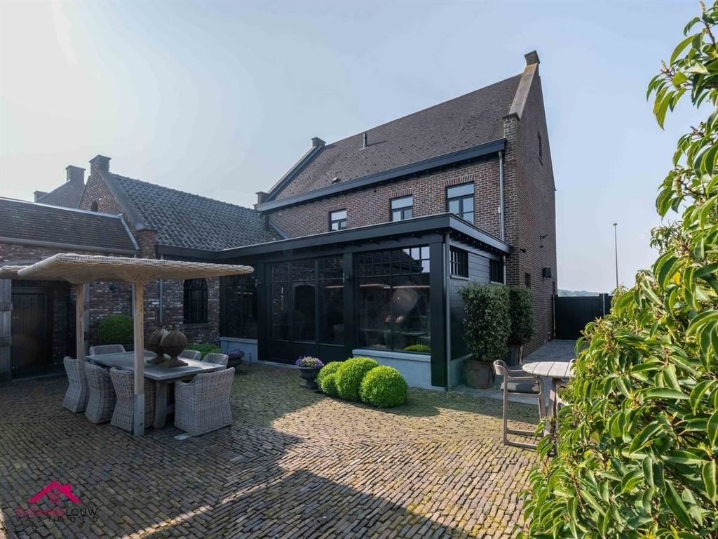 Landelijke villawoning met multifunctioneel aangrenzend gebouw foto 4