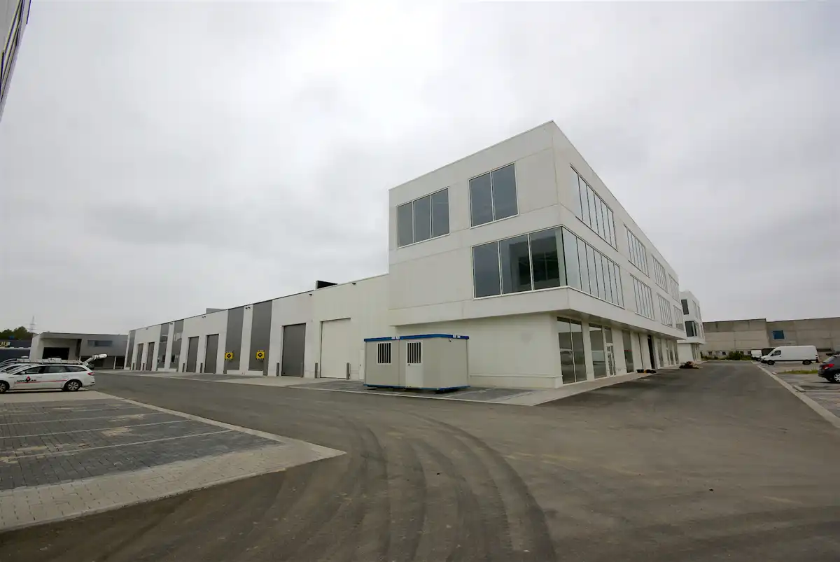 Goed geïsoleerde (vorstvrij) NB OPSLAGRUIMTE (288m²) TE HUUR, inclusief 3 private parkeerplaatsen voor de deur op industriezone te Aalter. foto 6