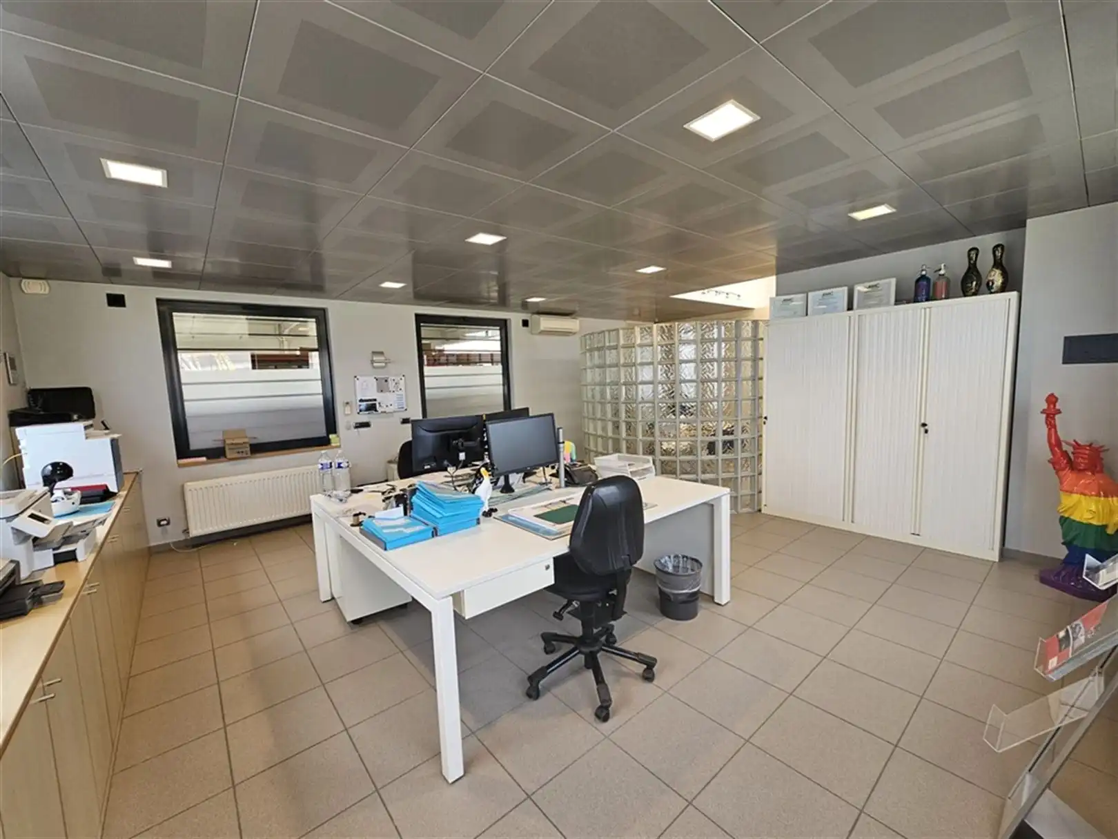 Bedrijfsgebouw met ruime parking te Waregem foto 19