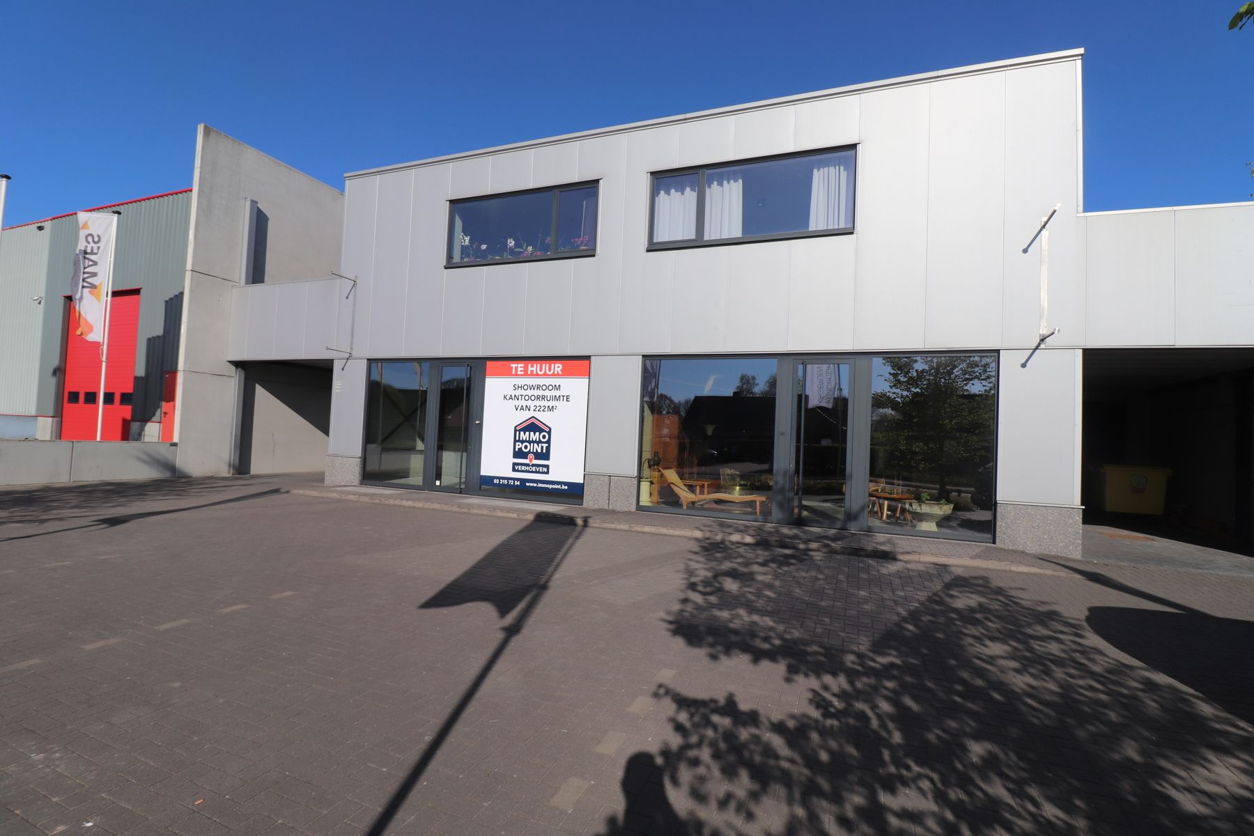 Recente KMO-unit van 222m² met goederenlift op bedrijventerrein De Mil. foto {{pictureIndex}}