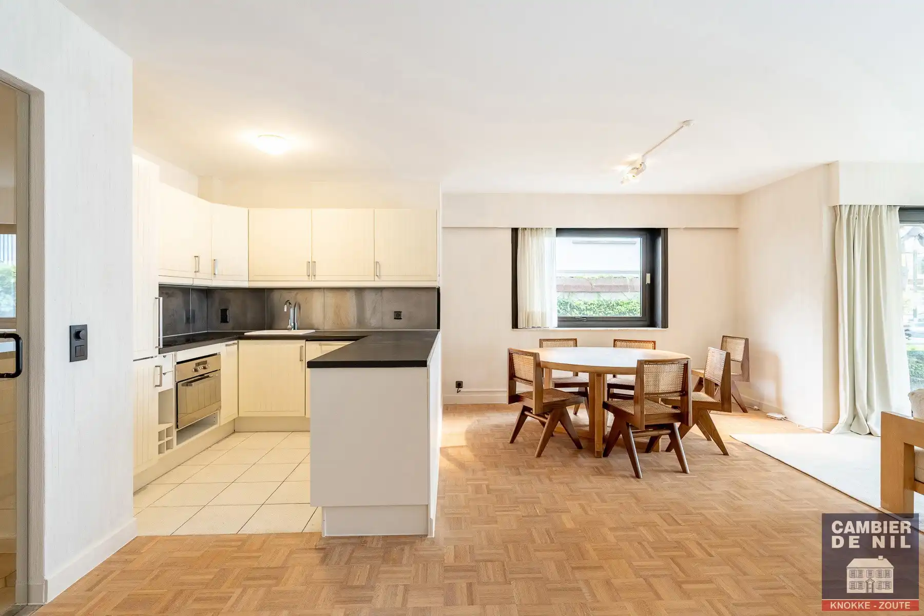 Ruim, ongemeubeld hoekappartement nabij het Albertplein  foto 5