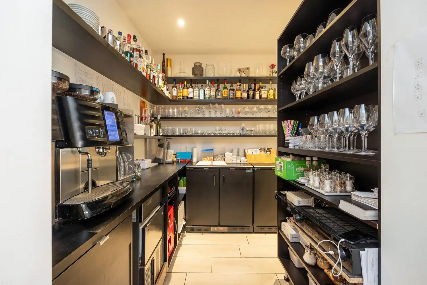 Multifunctioneel handelsgelijkvloers / kantoorruimte foto 10