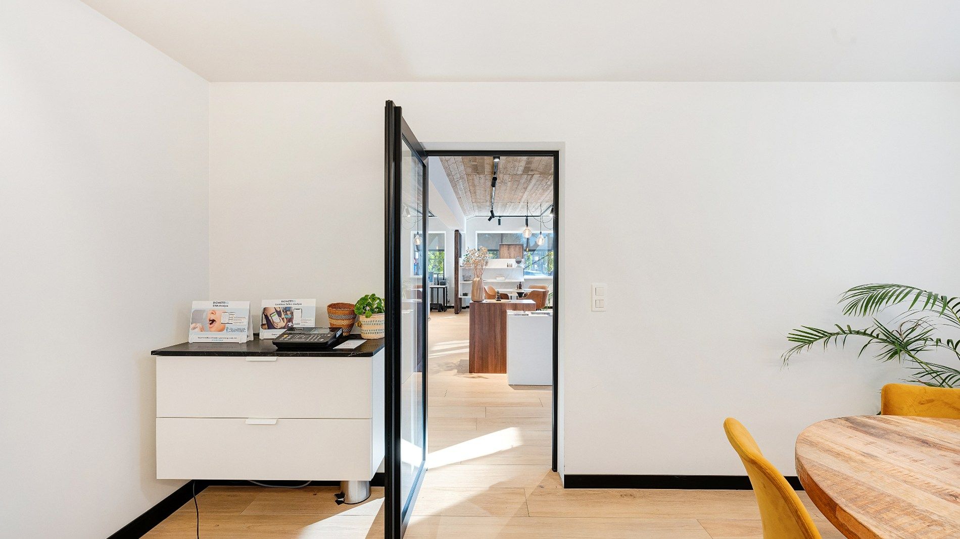 HOEKHandelsgelijkvloers op toplocatie in Heist-aan-Zee – ±185 m² foto 13