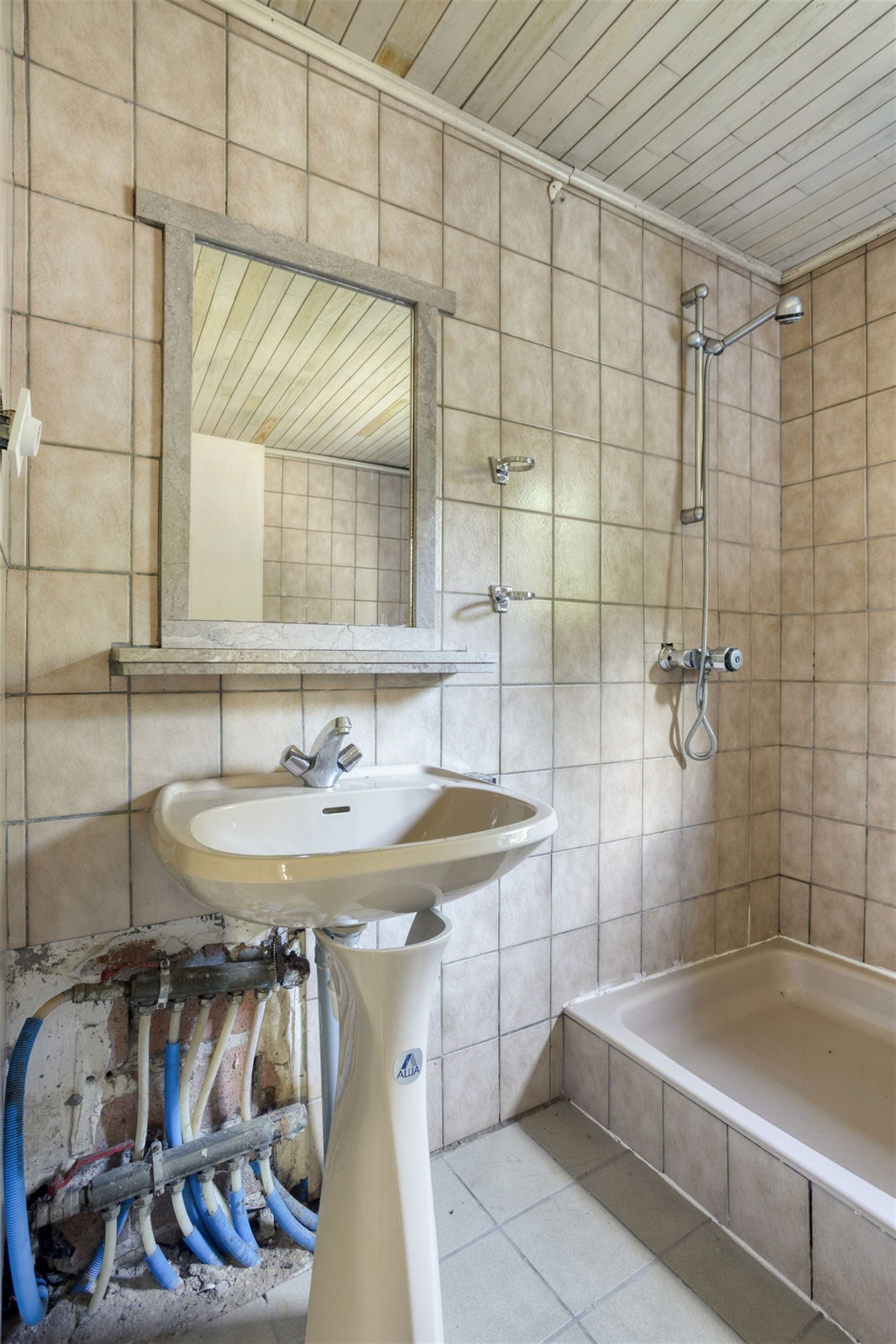 TE KOOP: Te renoveren woning op een perceel van 11a33ca! foto 13