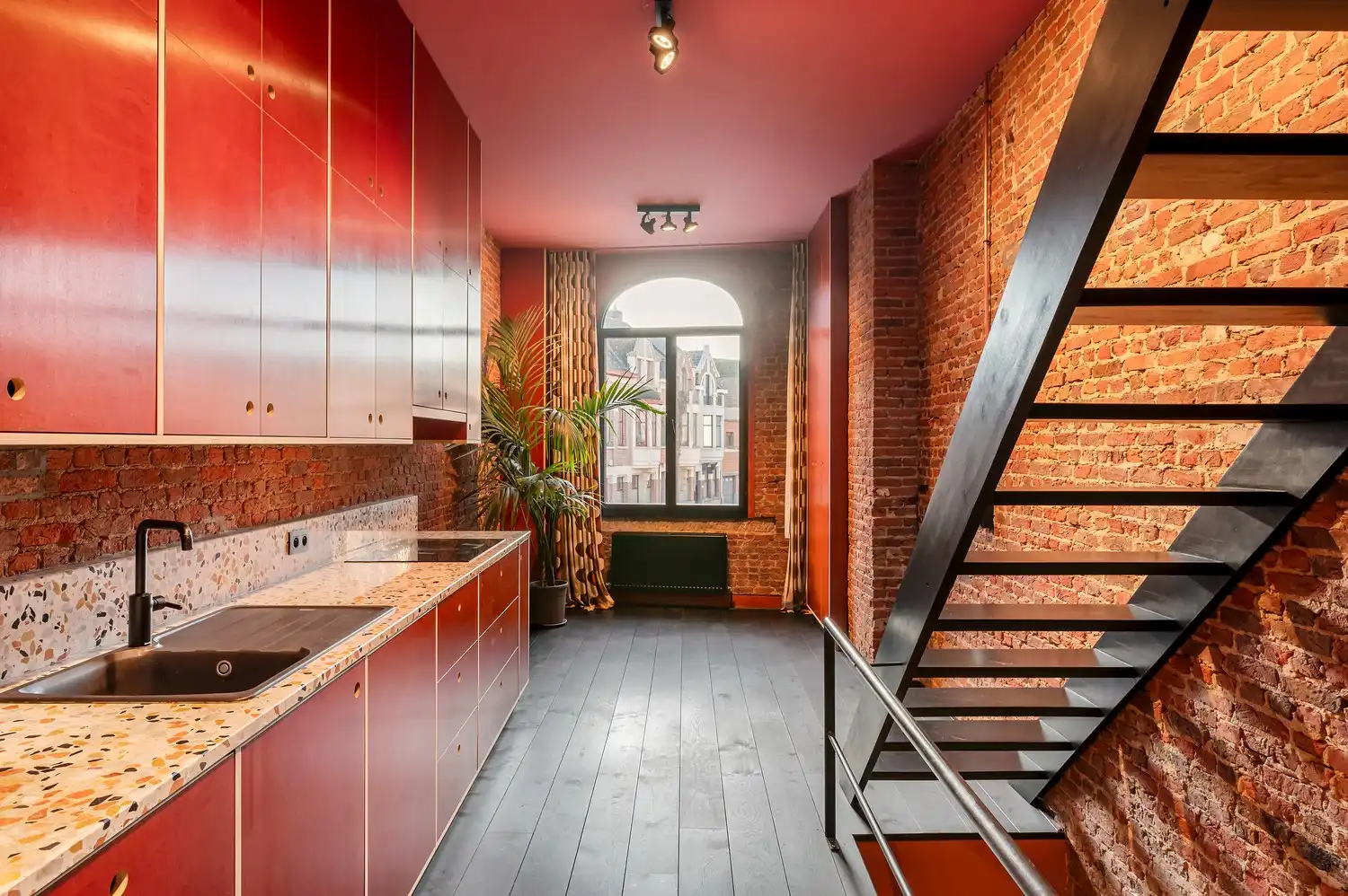 Karaktervolle erfgoedwoning op topligging tegenover de Sint-Gummaruskerk. foto 17