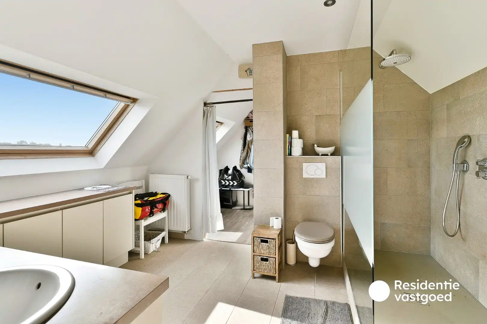 Ruime en instapklare villa met 4 slaapkamers, garage, tuin en 2 terrassen foto 18
