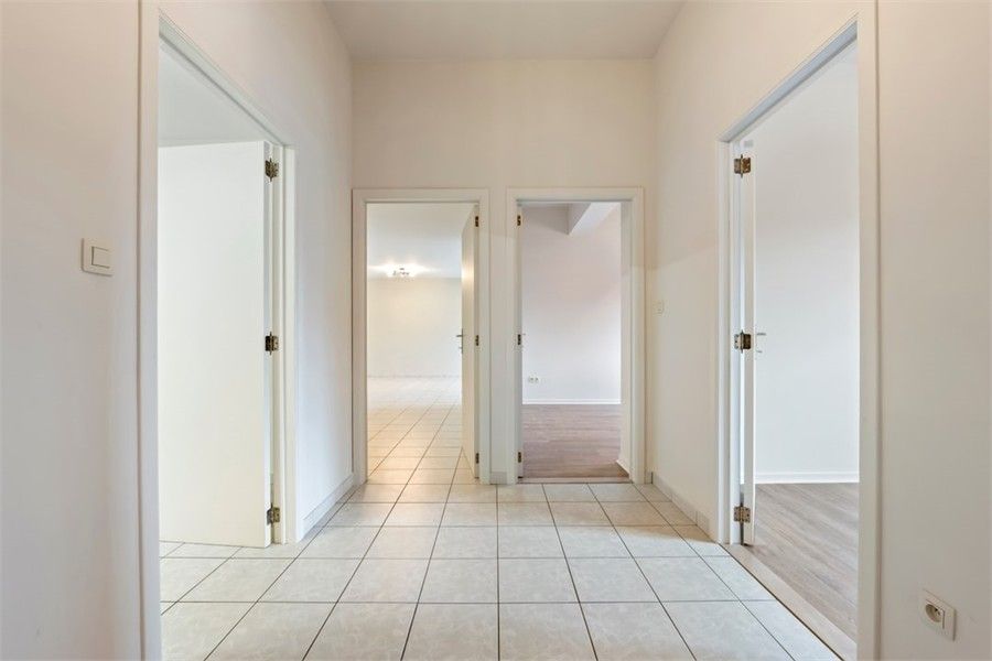 RUIM GELIJKVLOERS APPARTEMENT MET 3 SLKS EN EEN STAANPLAATS OP WANDELAFSTAND VAN HET CENTRUM VAN SINT-TRUIDEN foto 19