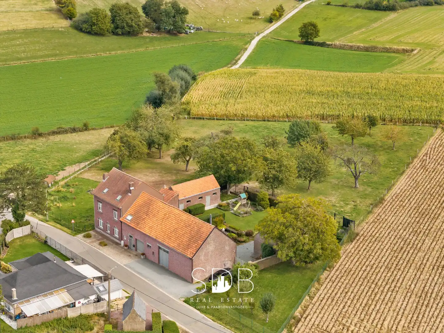 Hoofdfoto van de publicatie: Prachtige landelijke hoeve woning met gezinstuin en graslanden op 1hectare
