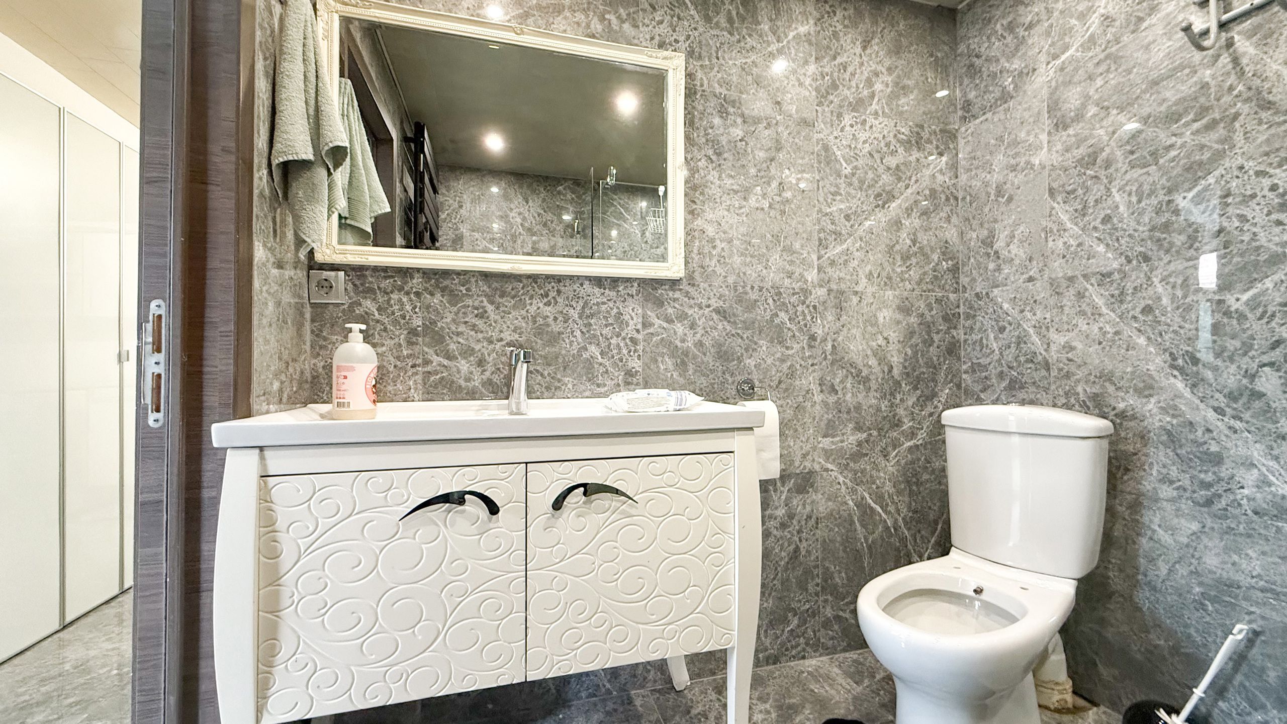 Instapklare vernieuwde woning van 170m² met 3slpks! foto 14