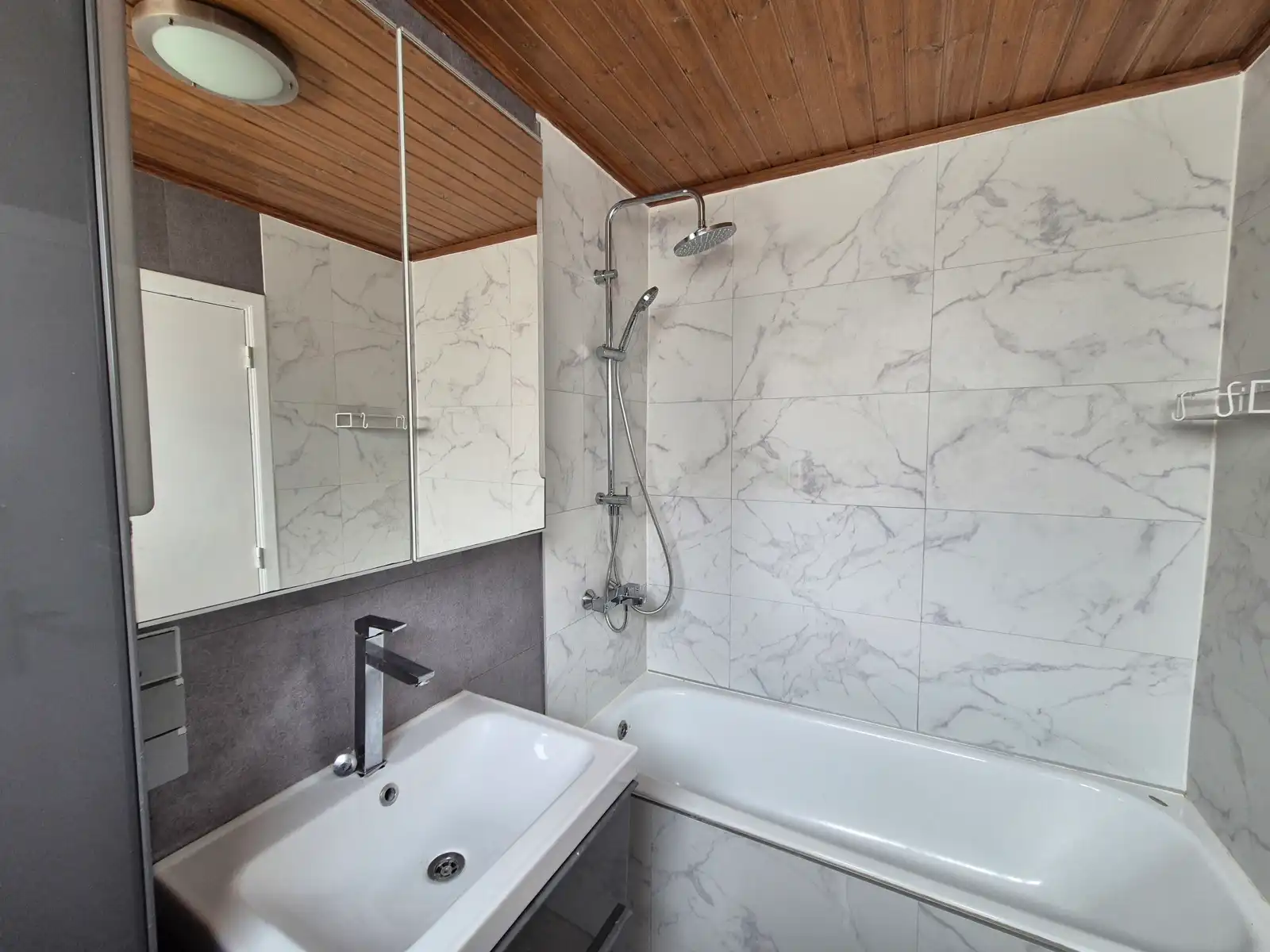 Gerenoveerde rijwoning met 2 slaapkamers foto 8