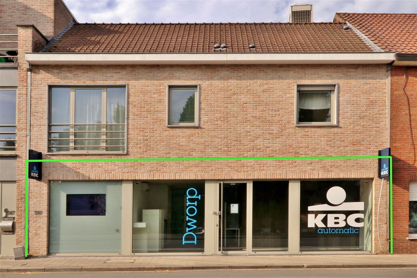 Handelsgelijkvloers te centrum Dworp foto {{pictureIndex}}