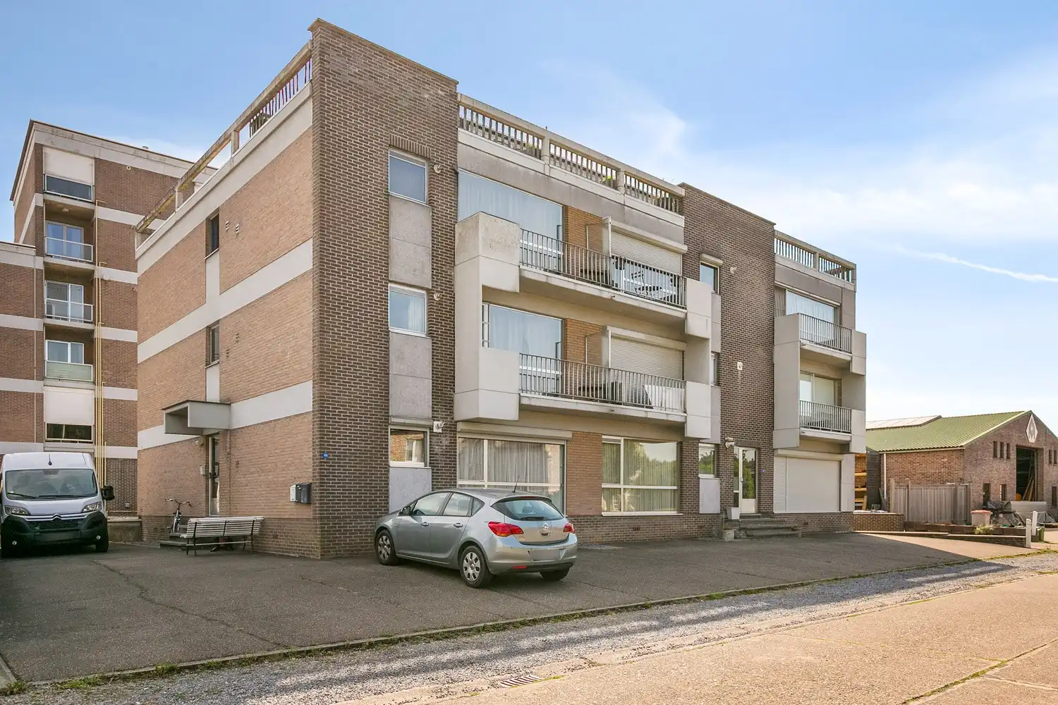 Appartement met twee slaapkamers en autostaanplaats in de ondergrondse garage in Rekem/Lanaken! foto 3