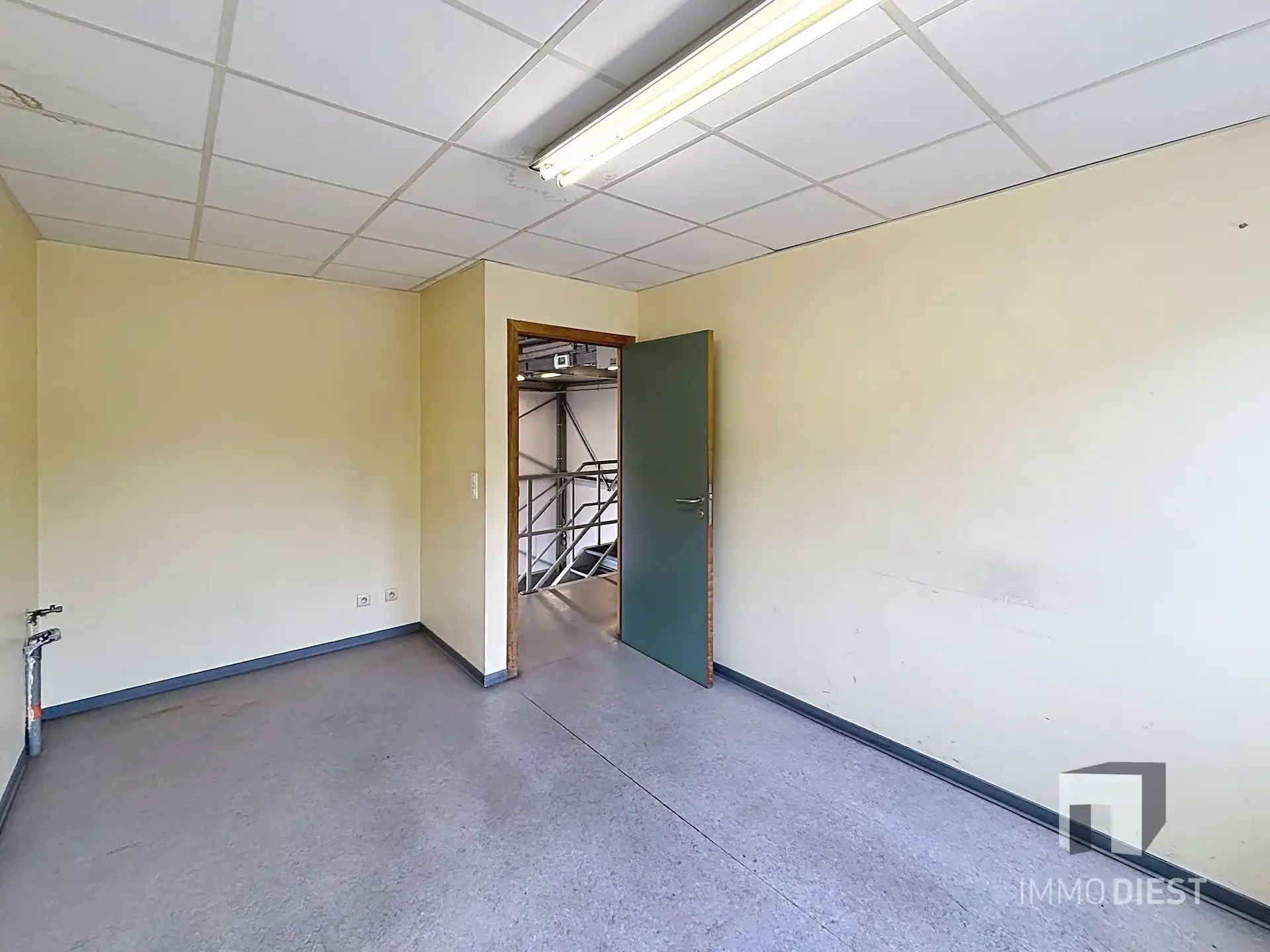 Magazijn met bureel op triple A-locatie foto 11