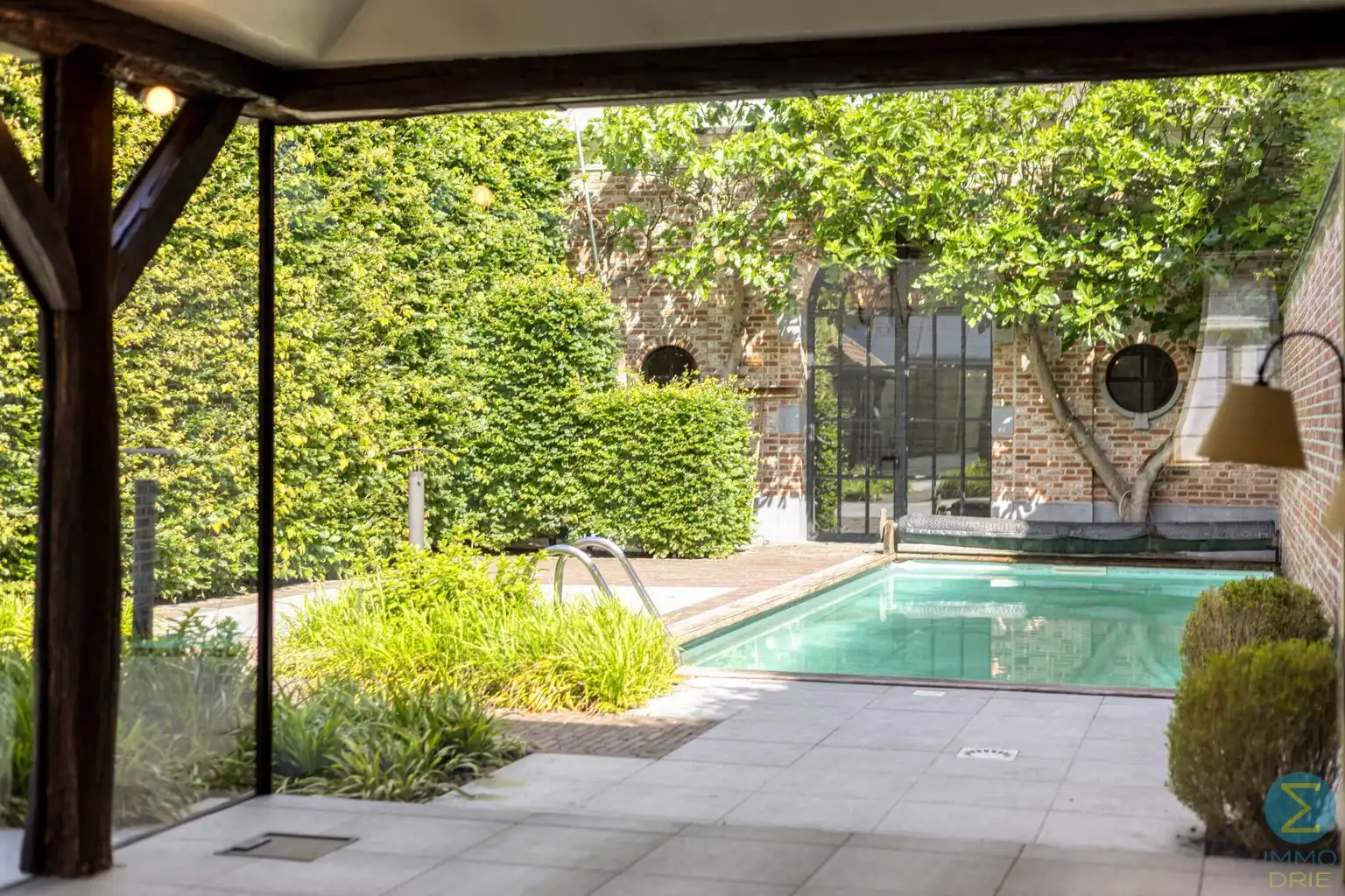 Karaktervolle herenwoning met zwembad en grote garage foto 10