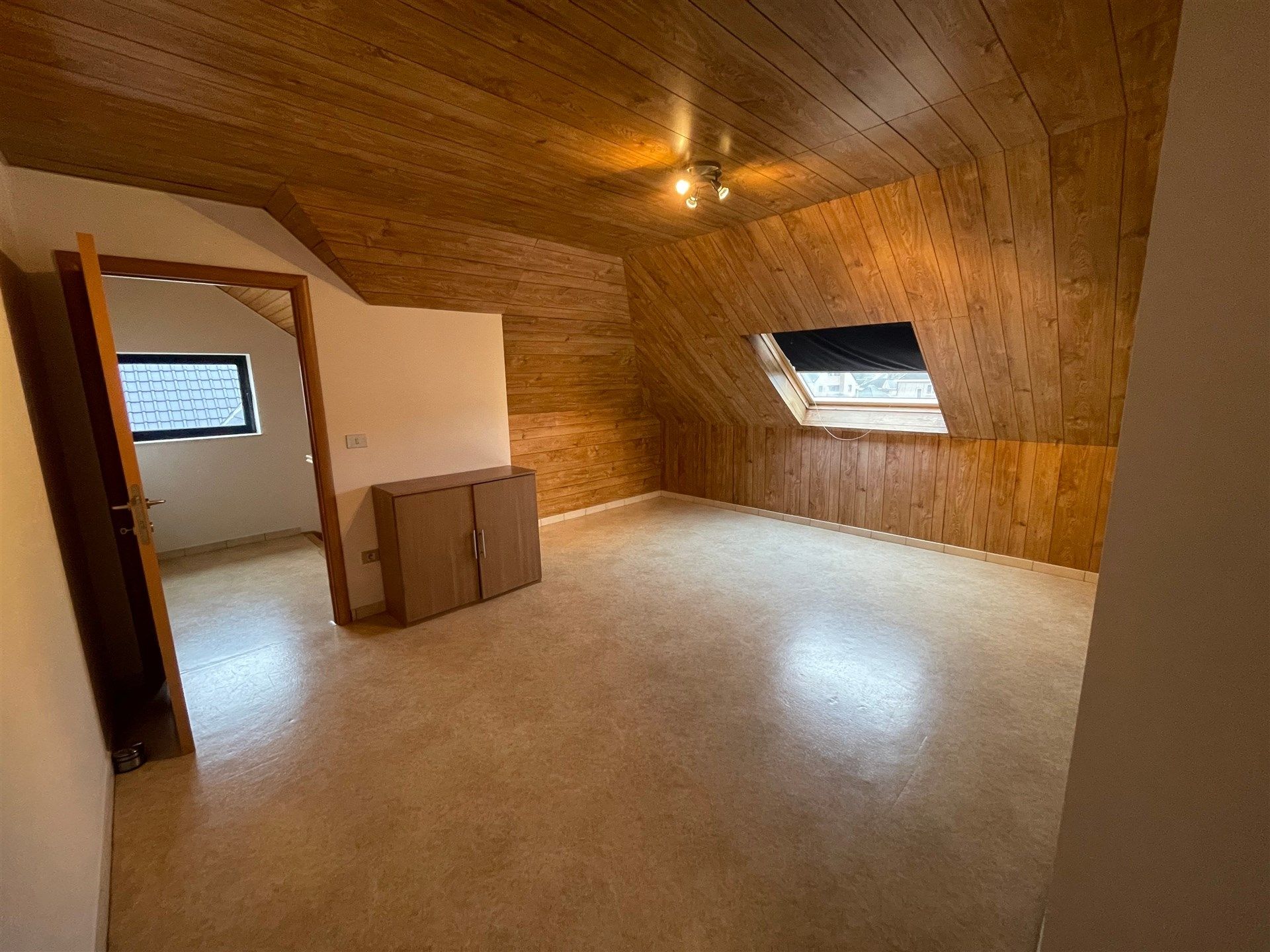 Gunstig gelegen 3 slaapkamer duplex appartement met garage.  foto 19