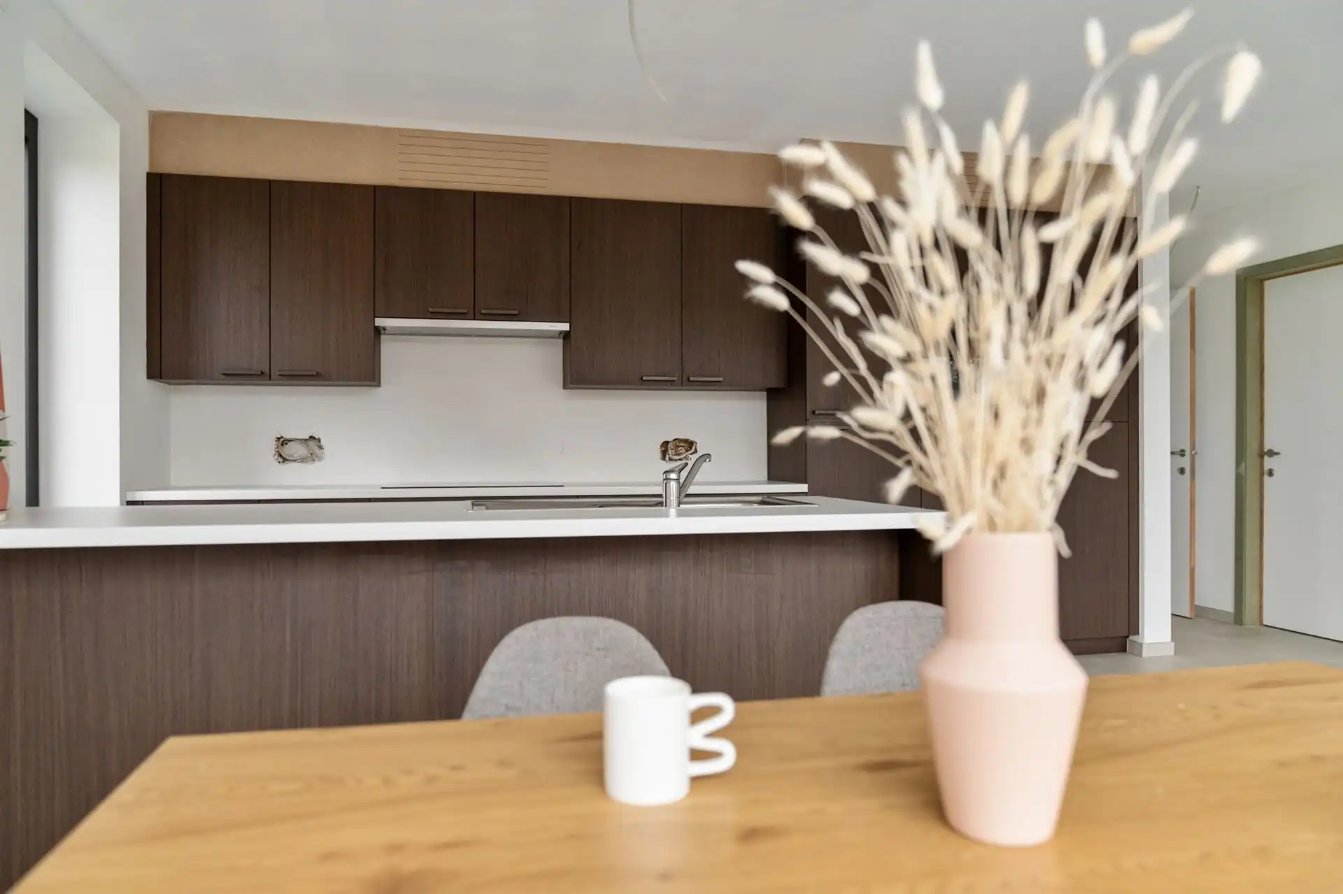 Gelijkvloerse woning met carport en tuin. foto 6