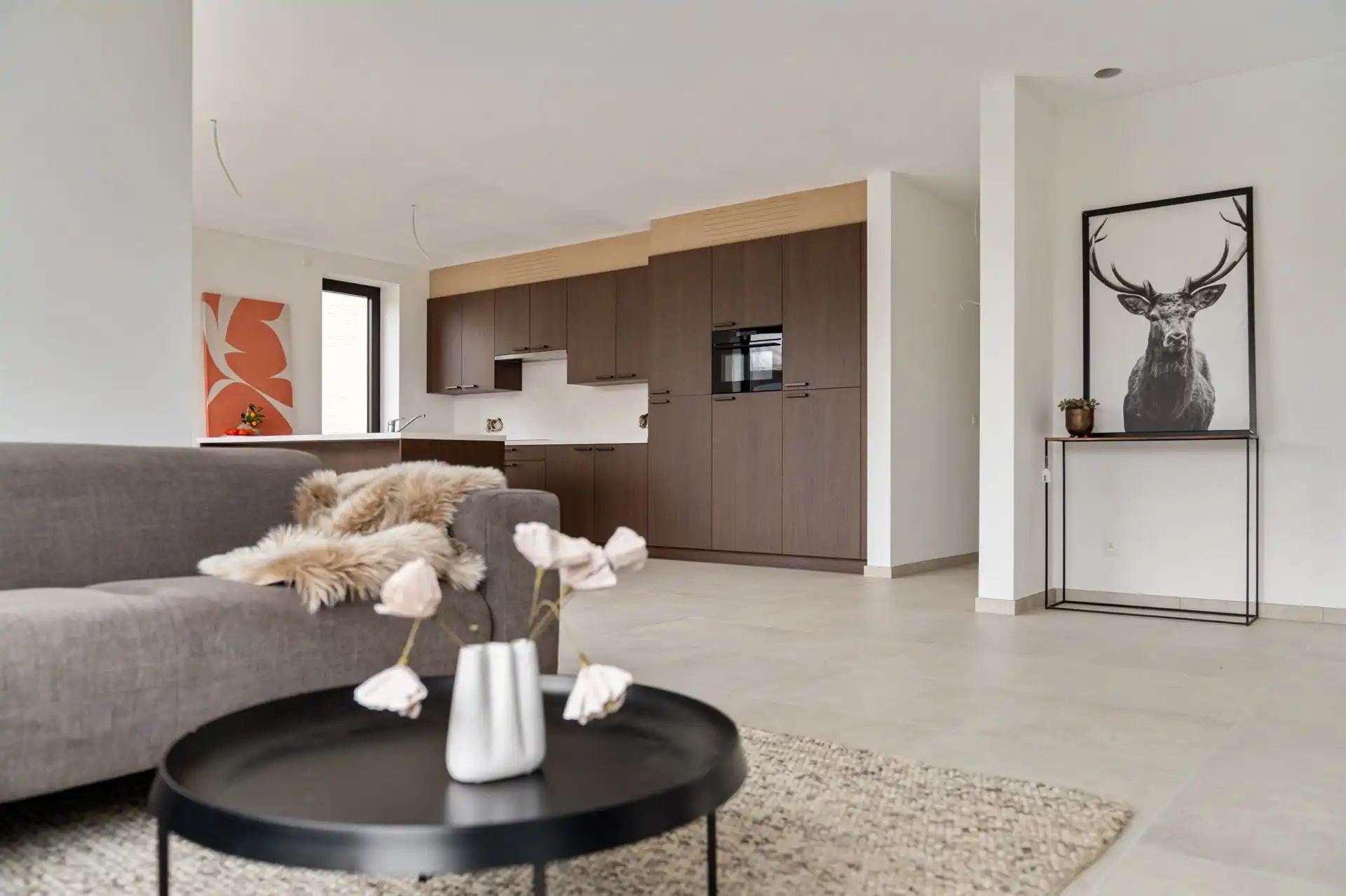 Gelijkvloerse woning met carport en tuin. foto 6