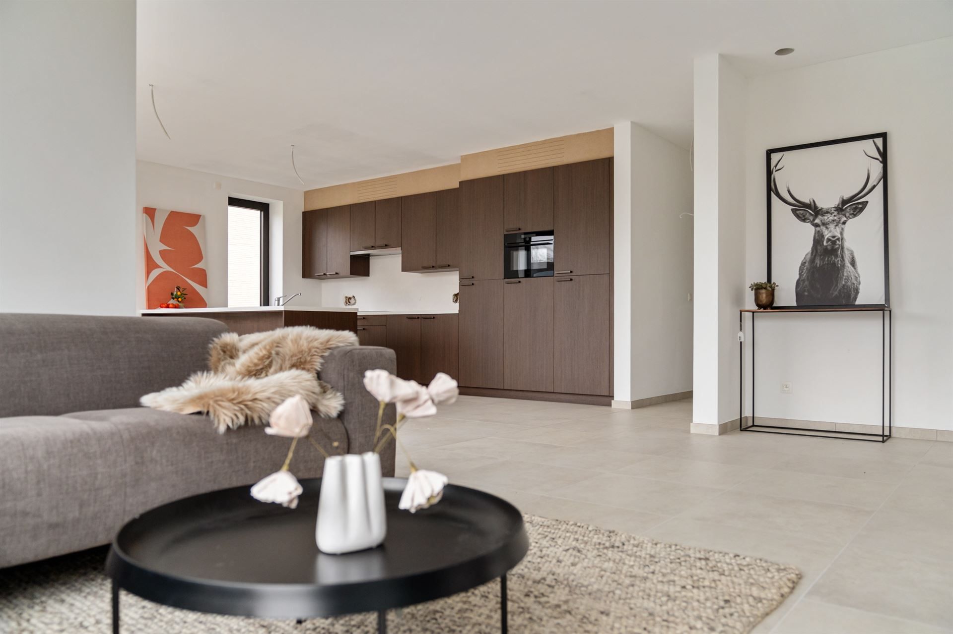 Gelijkvloerse woning met carport en tuin. foto 6