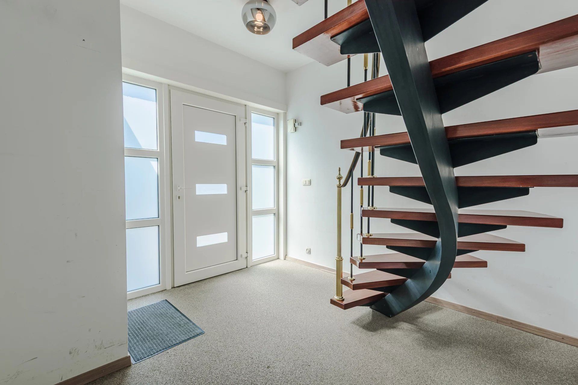 Moderne instapklare woning met 3 slaapkamers op mooi perceel. foto 7