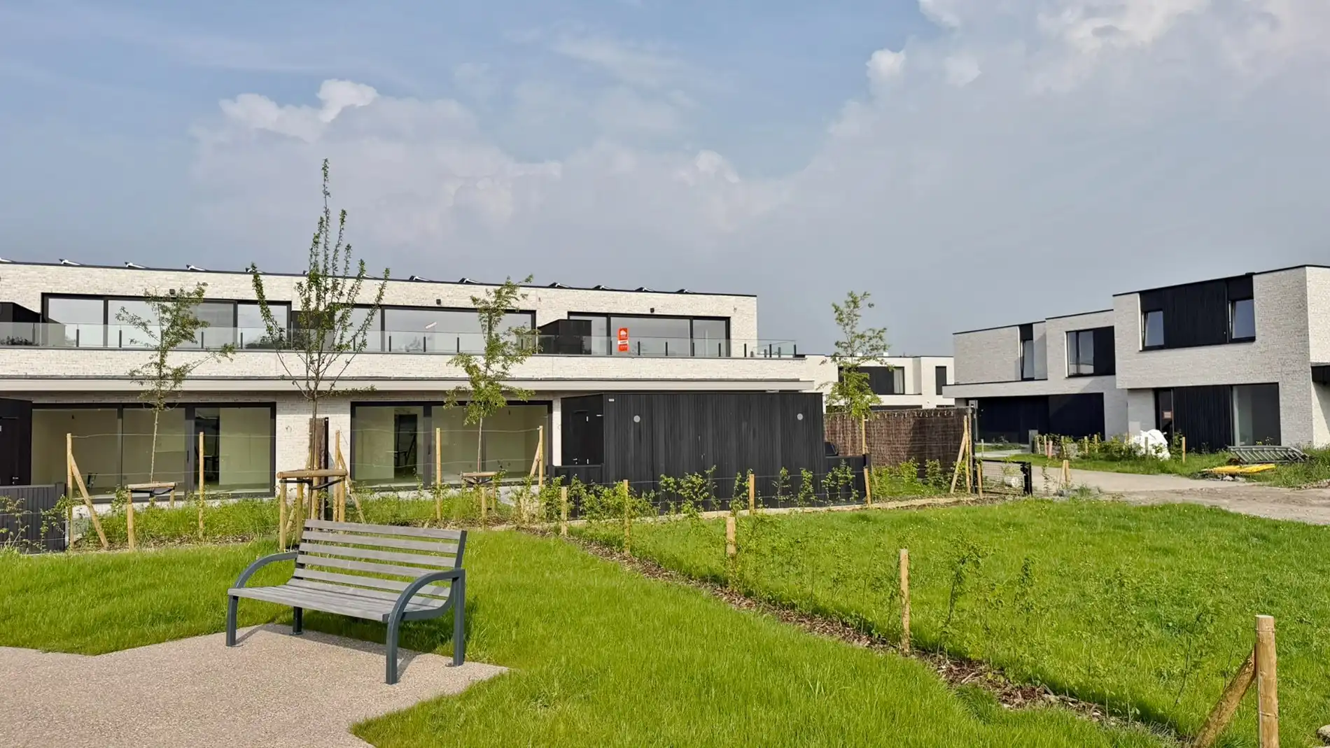 Lichtrijk appartement in een rustige, groene omgeving met groot terras en carport. foto {{pictureIndex}}