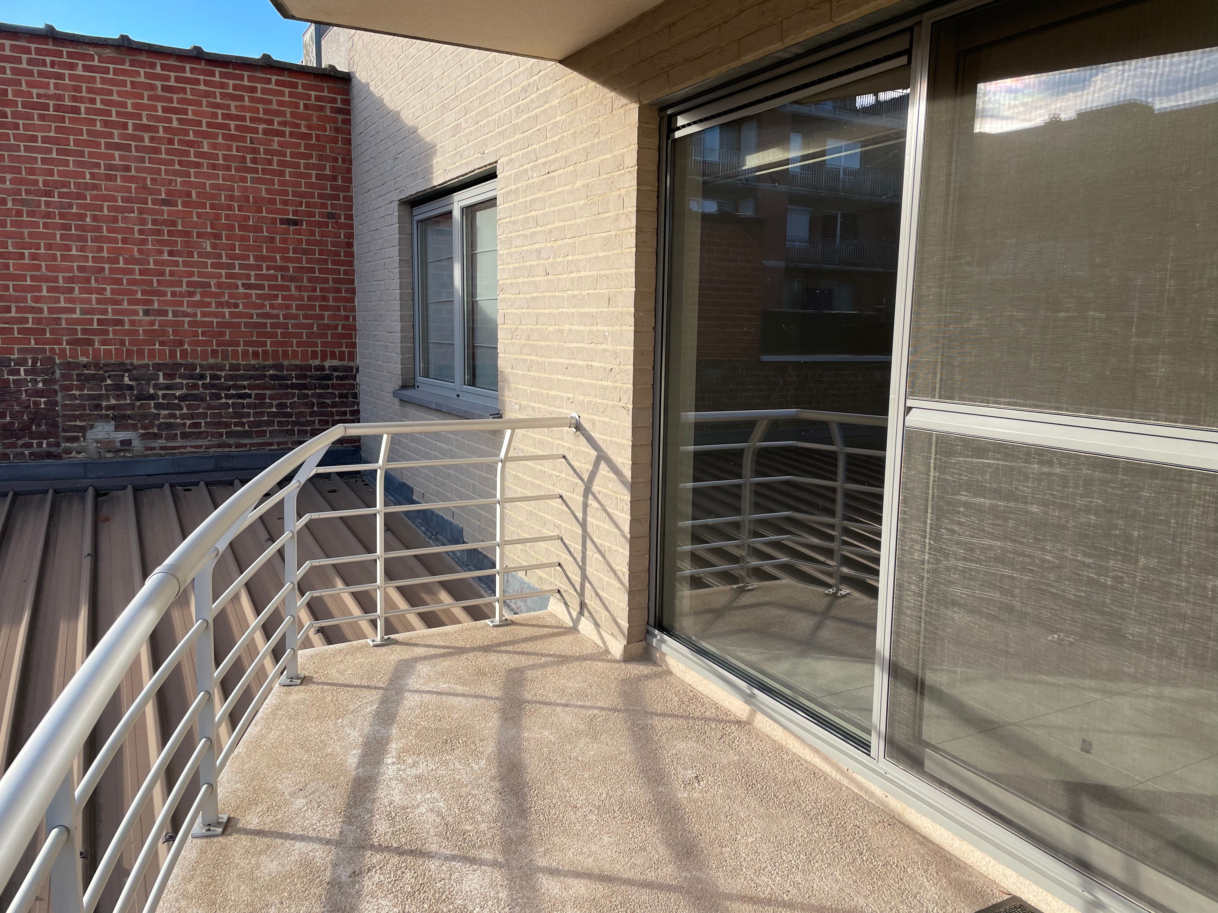 ruim instapklaar twee slaapkamer appartement met groot zongericht terras & gelijkvloerse garage foto 9