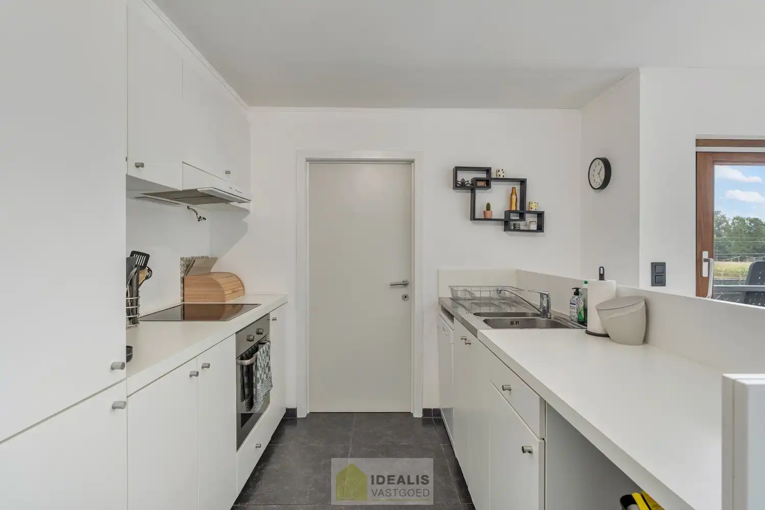 IDEALIS VASTGOED – GELIJKVLOERSE KANTOORRUIMTE MET BOVENLIGGEND APPARTEMENT OP EEN ZICHTLOCATIE IN DIEPENBEEK! Deze gelijkvloerse kantoorruimte van + - 105m² met bovenliggend apart toegankelijk appartement van + - 97 m² met zeer ruim terras is gelegen langs de Steenweg in Diepenbeek en heeft ruim voldoende parkeergelegenheid op eigen terrein. De perfecte zet voor zij die op zoek zijn naar een interessante investering op een zichtlocatie! foto 19