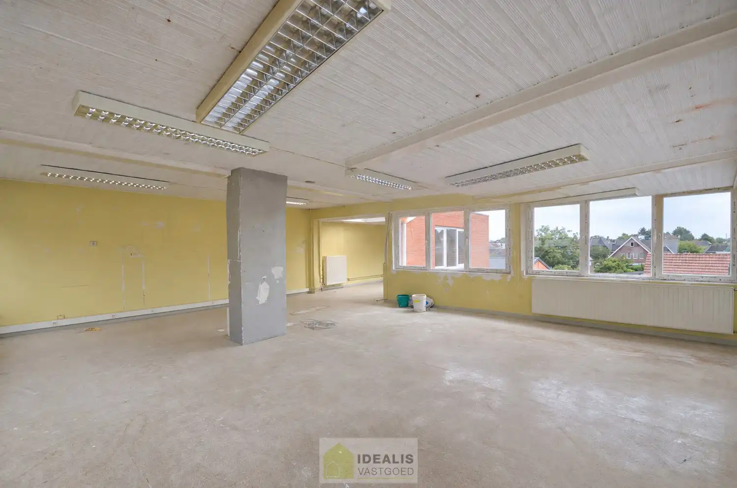 IDEALIS VASTGOED - HANDELSRUIMTE OP EEN ZEER GUNSTIGE COMMERCIËLE ZICHTLOCATIE IN HET CENTRUM VAN BERINGEN! Deze handelsruimte van + - 158m² is gelegen langs de Scheigoorstraat  in het centrum van Beringen waardoor het een toplocatie is. Bovendien is er ruim voldoende privatieve parkeergelegenheid voor de handelsruimte. Gemakkelijk te bereiken te voet, per auto én openbaar vervoer en gelegen op een absolute zichtlocatie! foto 12