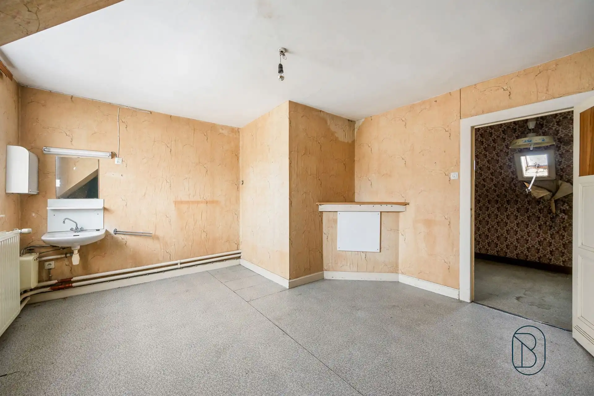 Charmante te renoveren woning, met mooie tuin. foto 12