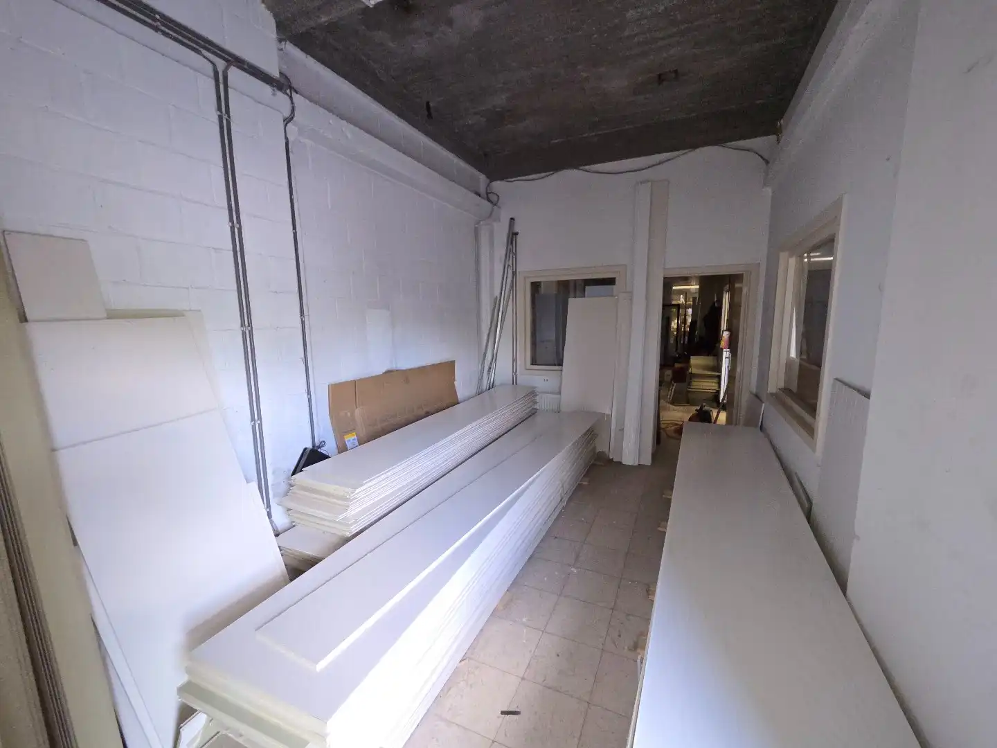 Magazijn van 220m² op commercieel centrum Pottelberg foto 10