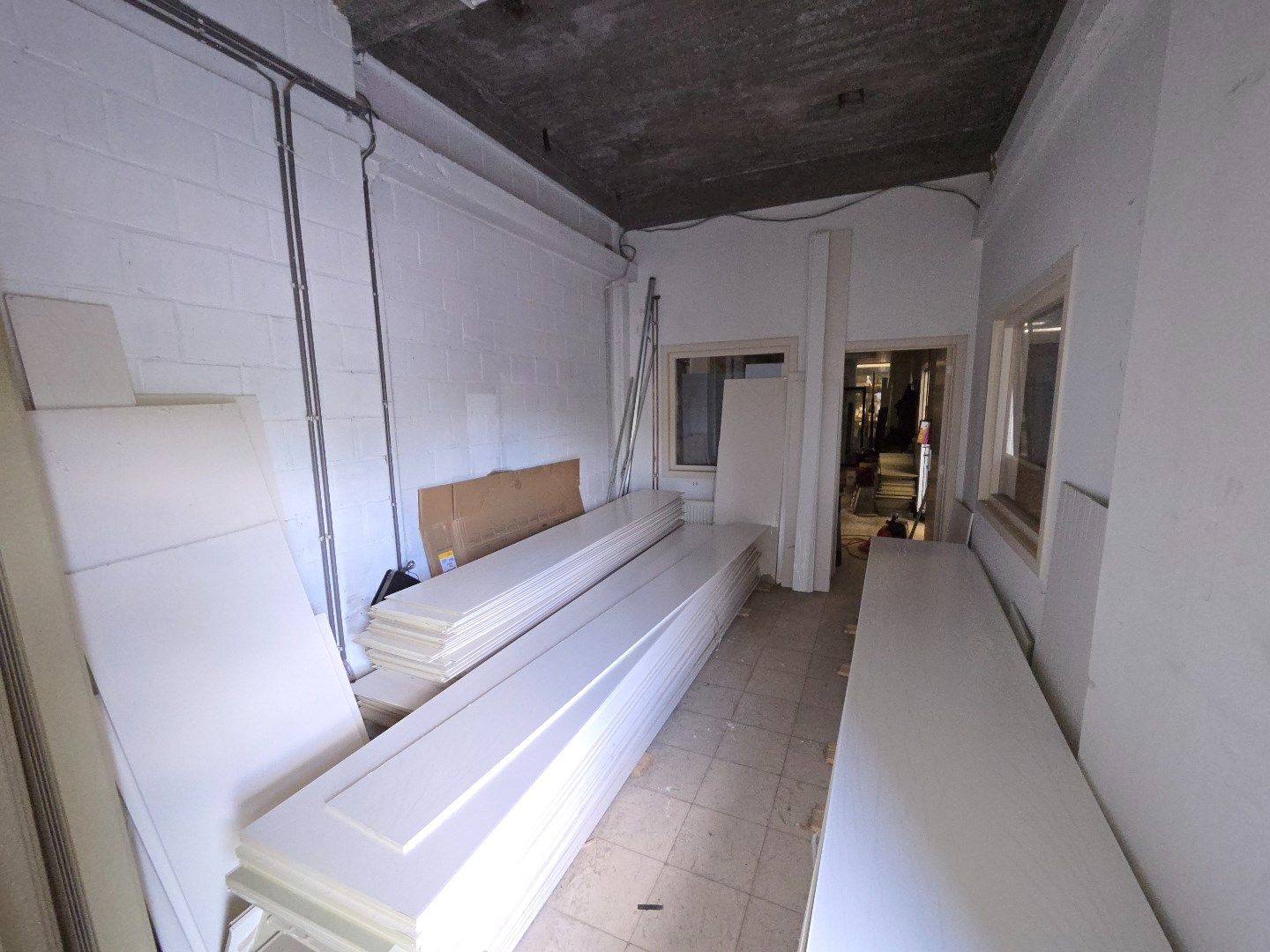 Magazijn van 220m² op commercieel centrum Pottelberg foto 10
