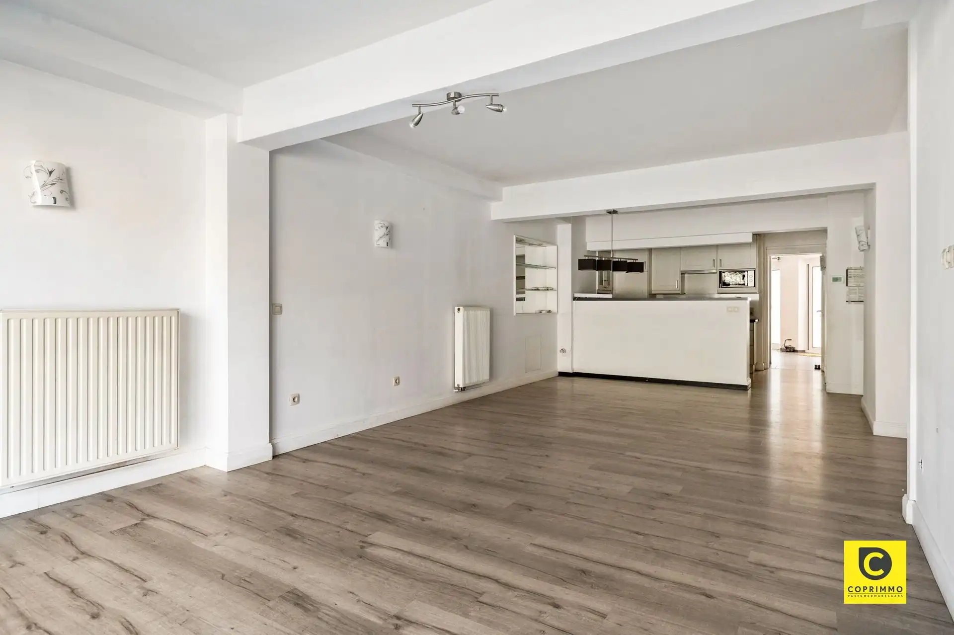 Op te frissen GLV met 1 à 2 slpks, tuintje & staanplaats! foto 3