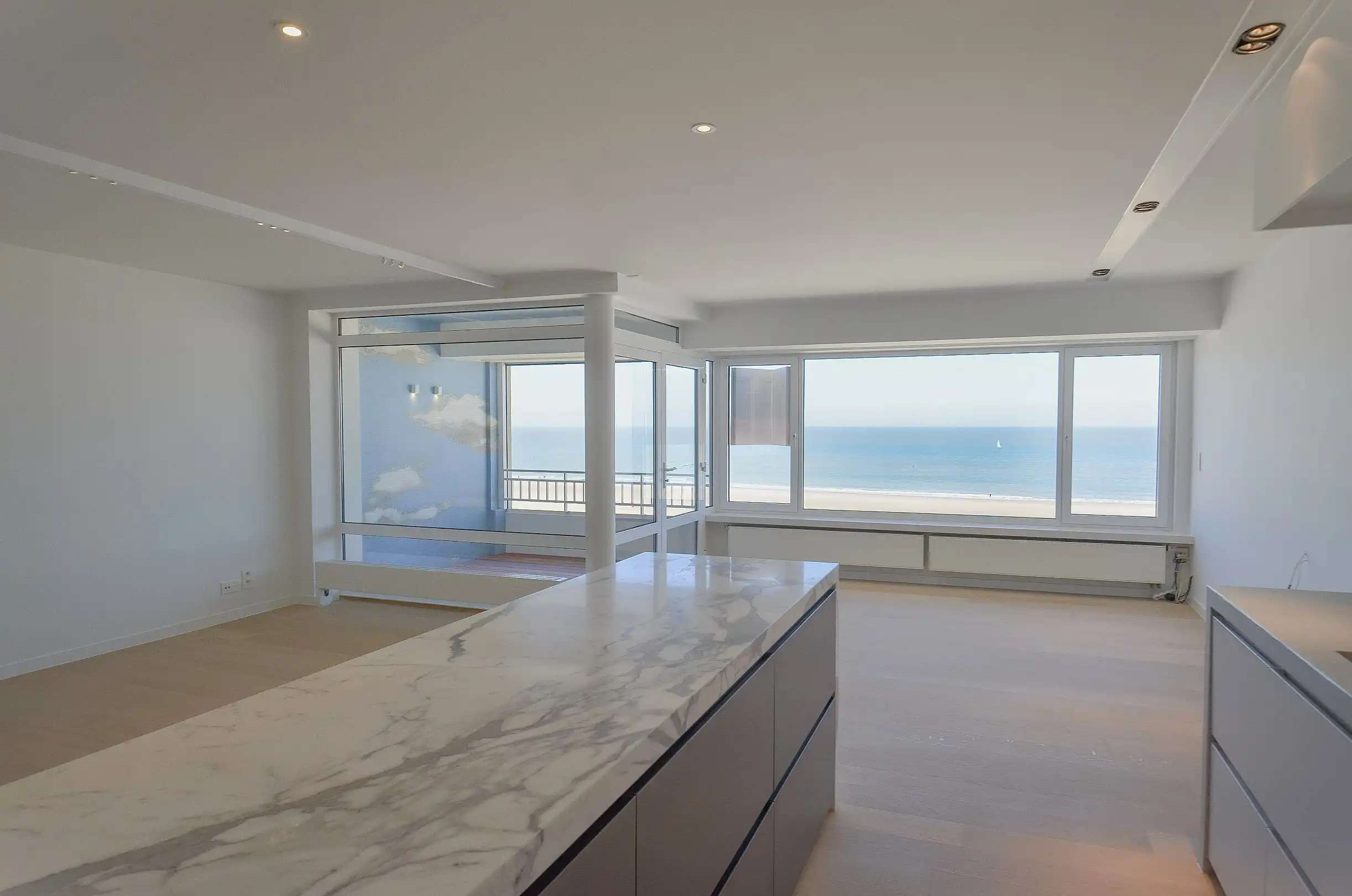 Exclusief – Stijlvol volledig gerenoveerd appartement met frontaal zeezicht. foto 10