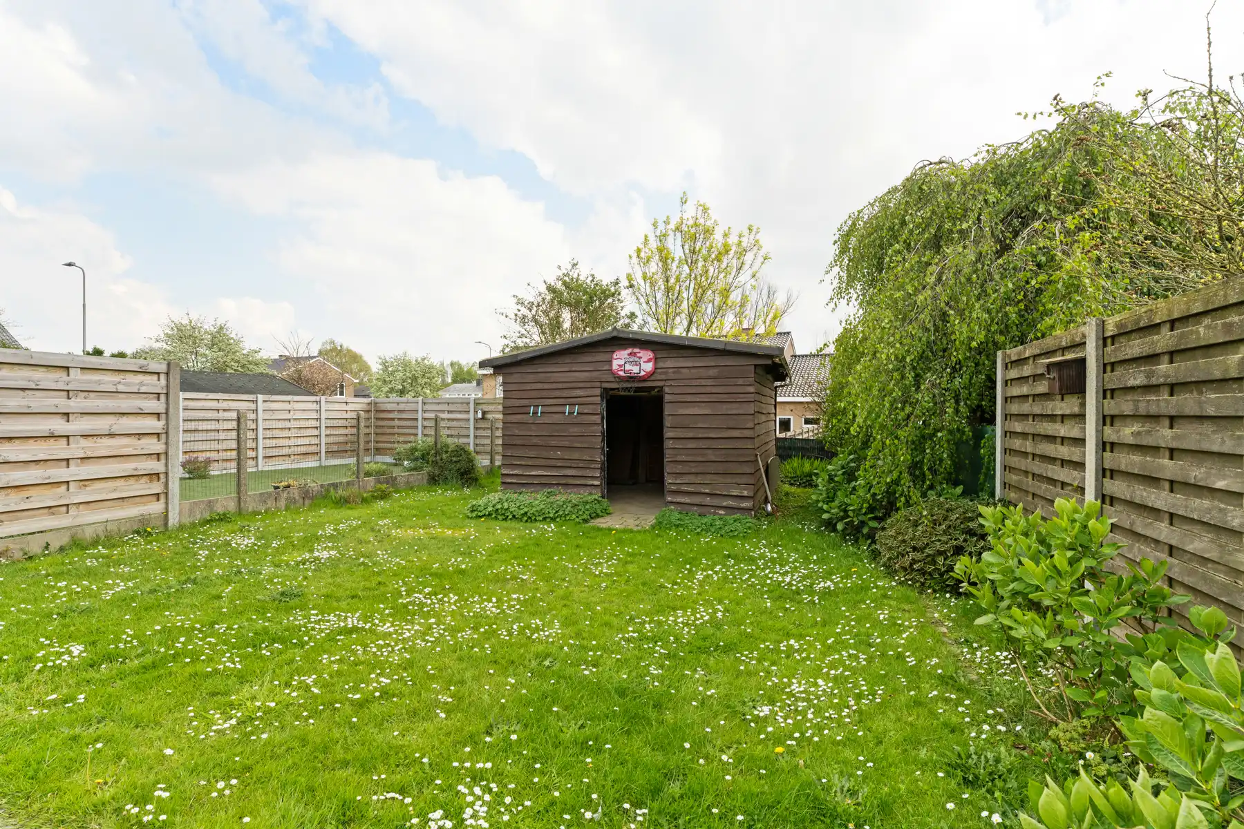 Lichtrijke woning met 4 slaapkamers, garage en verzorgde tuin. foto 23