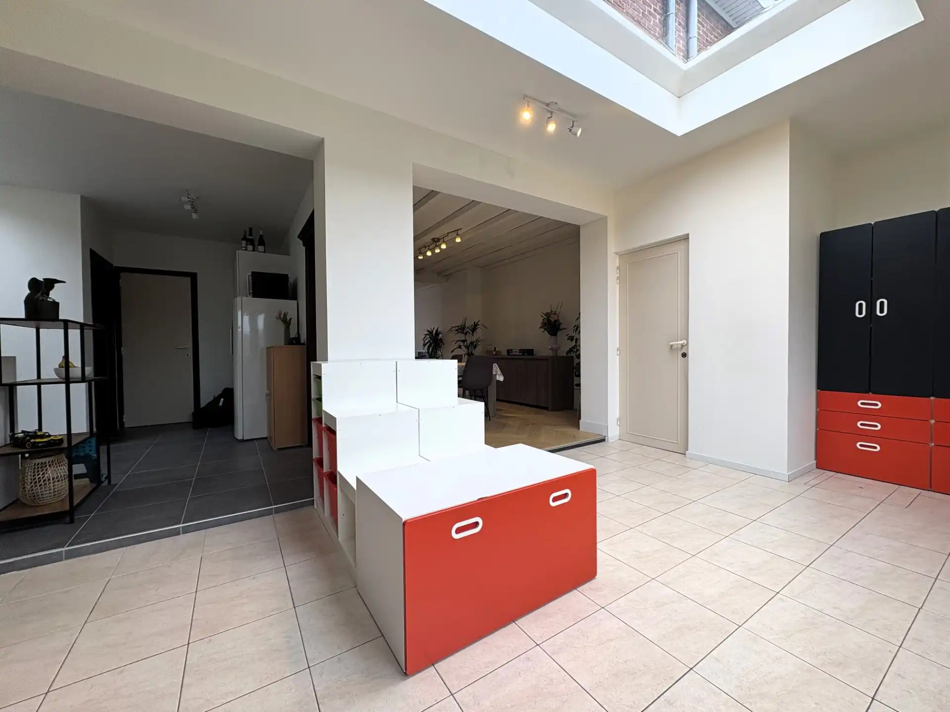 Gerenoveerde half open woning met garage foto 5