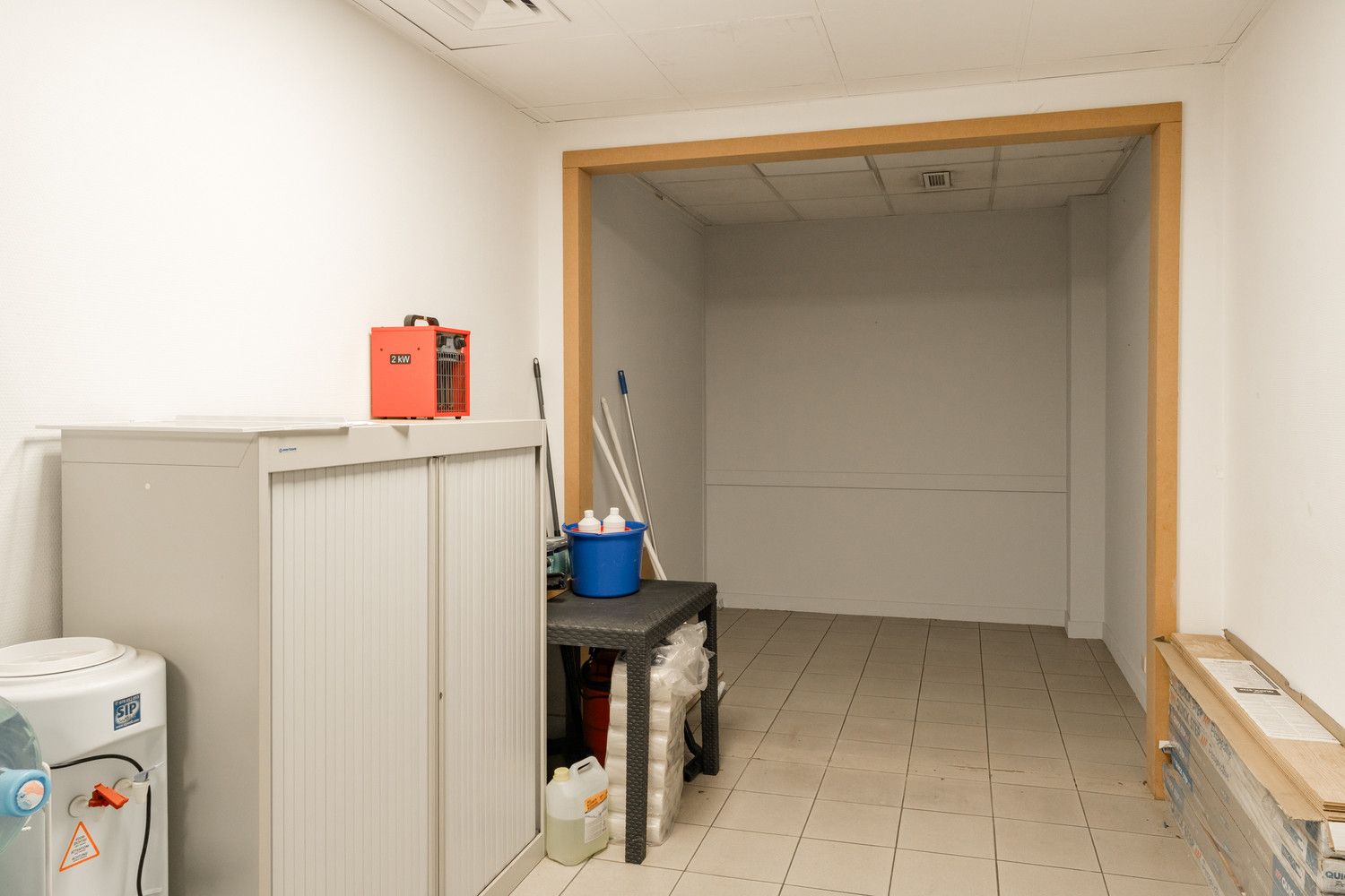 RUIM MULTIFUNTIONEEL BEDRIJFSPAND MET KANTORENCOMPLEX foto 44