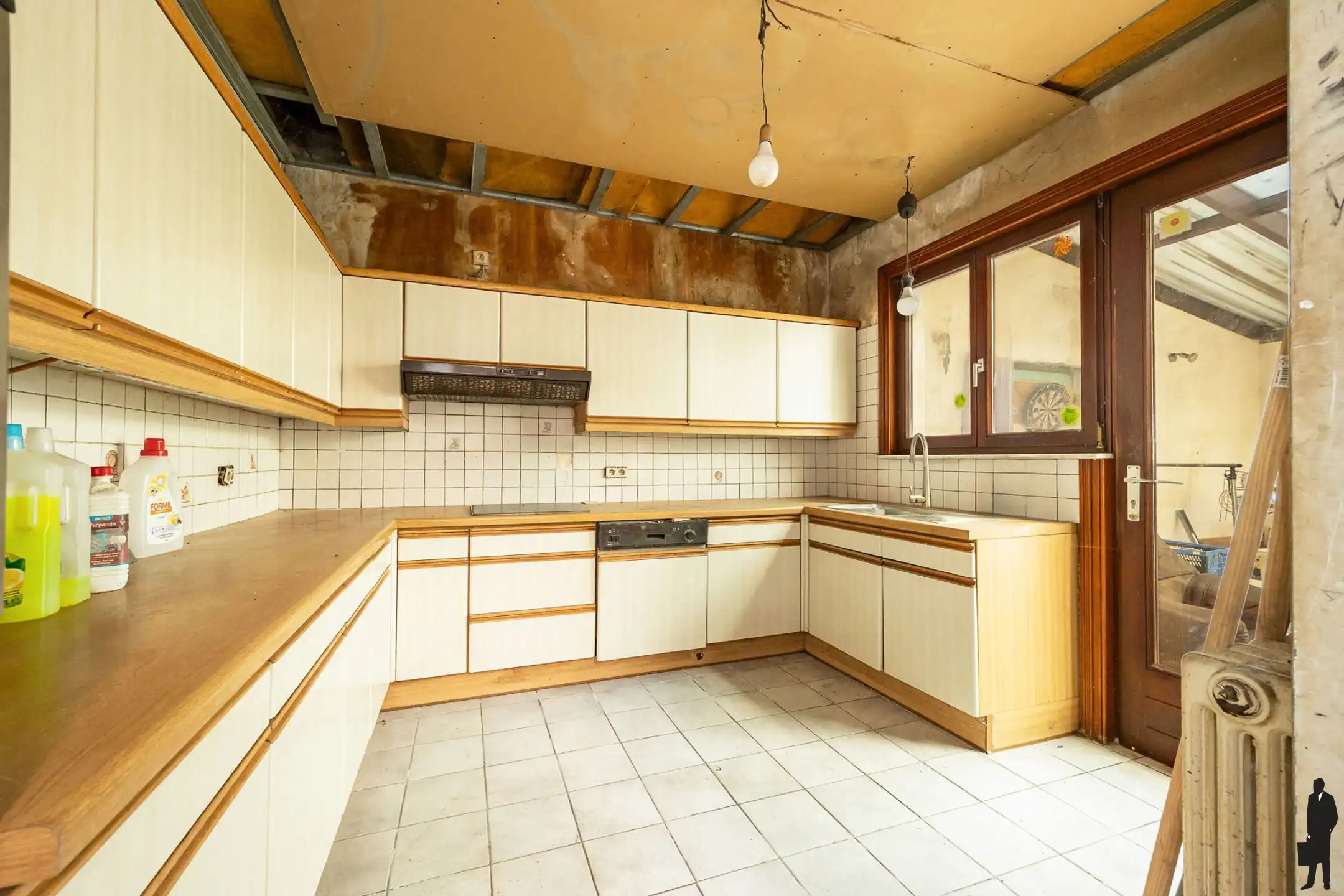 Te renoveren ruime woning met werkplaats foto 8