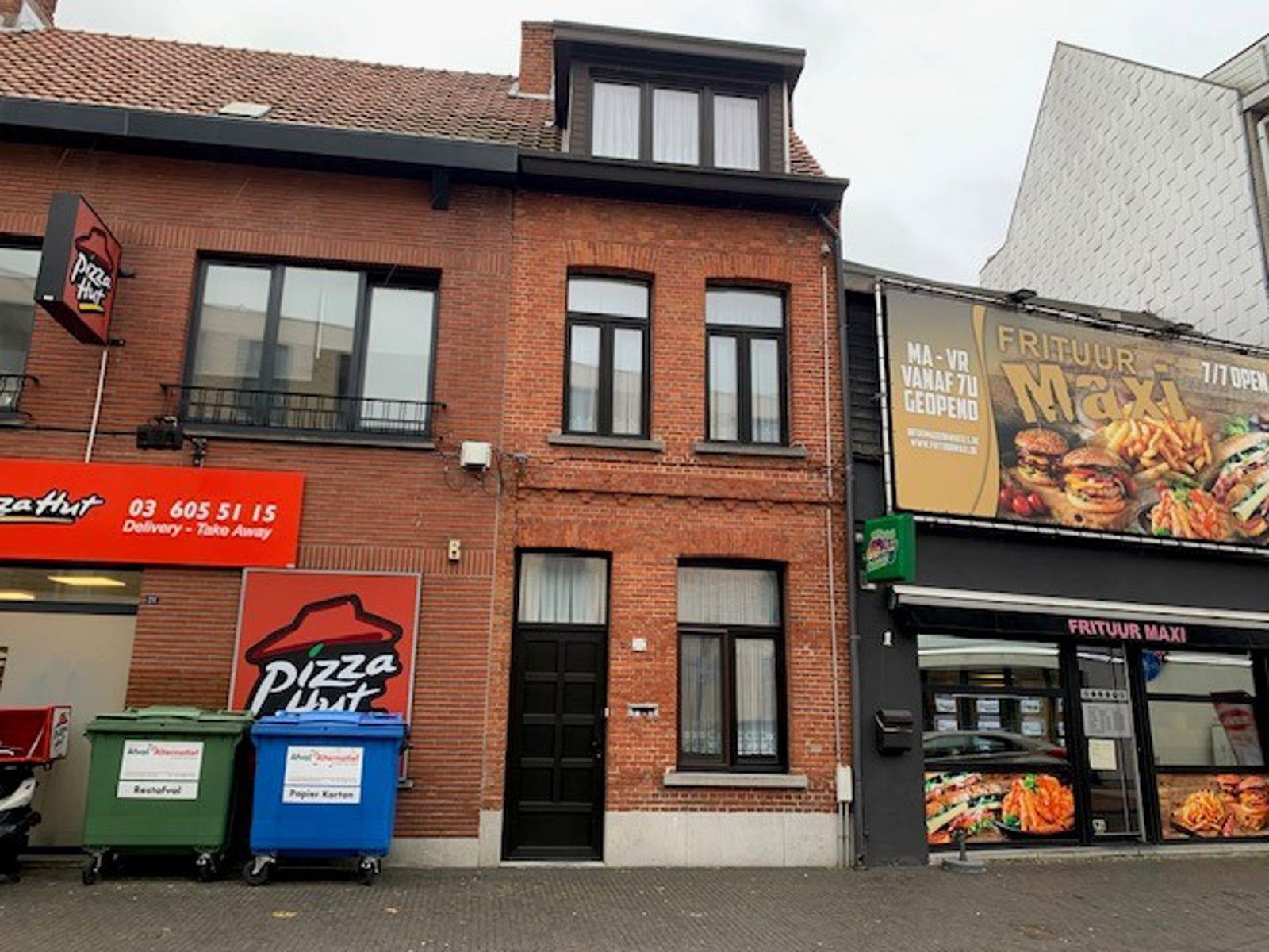 Woning in het centrum van Kapellen met garage en terras! foto {{pictureIndex}}