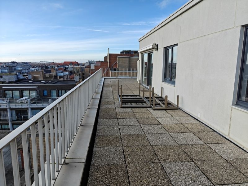 Luxe vastgoed: Penthouse met riant terras en zicht op zee foto 11