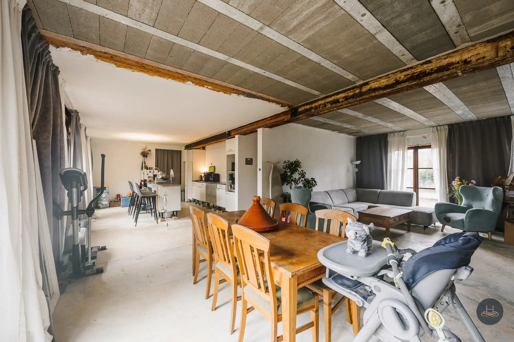 Gezinswoning met renovatiepotentieel op knap perceel foto 4