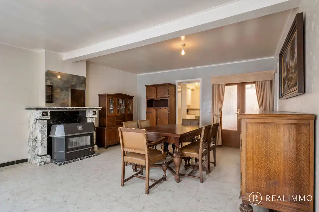 Stevige te renoveren woning in hartje Zwevegem! foto 5