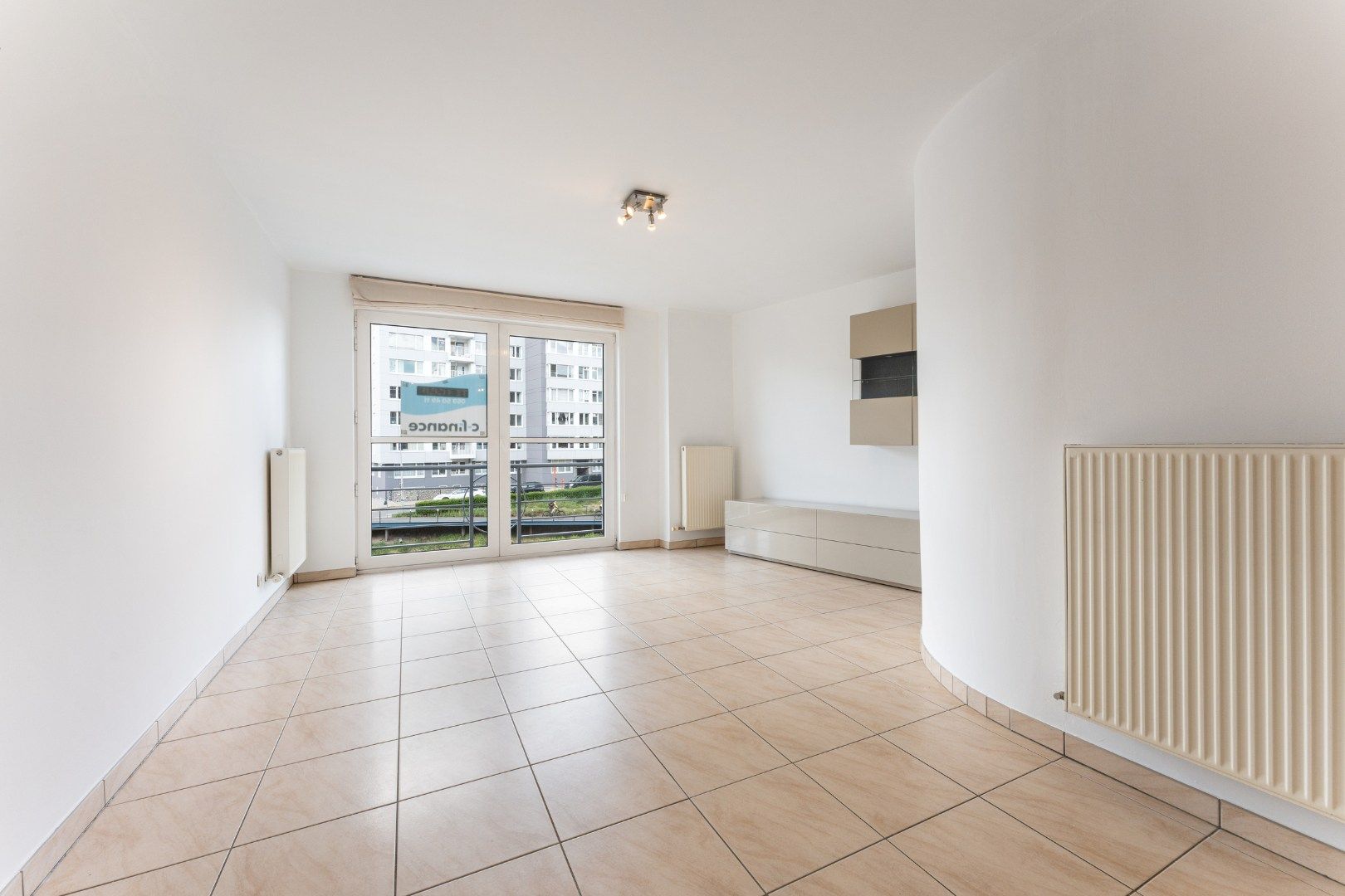 Recent & lichtrijk appartement (incl. autostaanplaats!) gelegen nabij de Bijloke site in Gent met zicht op de Leie.  foto 2