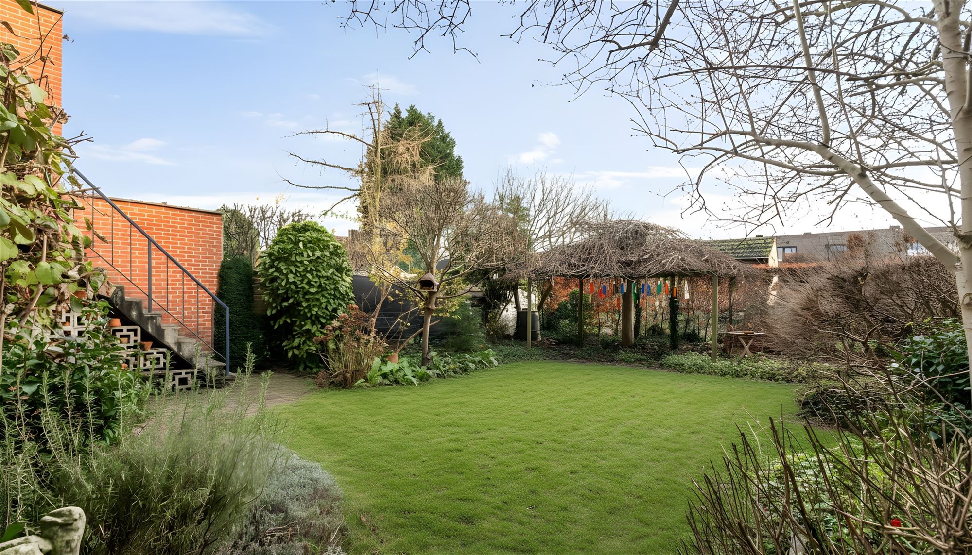 Bel-etage woning met 3 slaapkamers en tuinpoort aan straatkant. foto 3