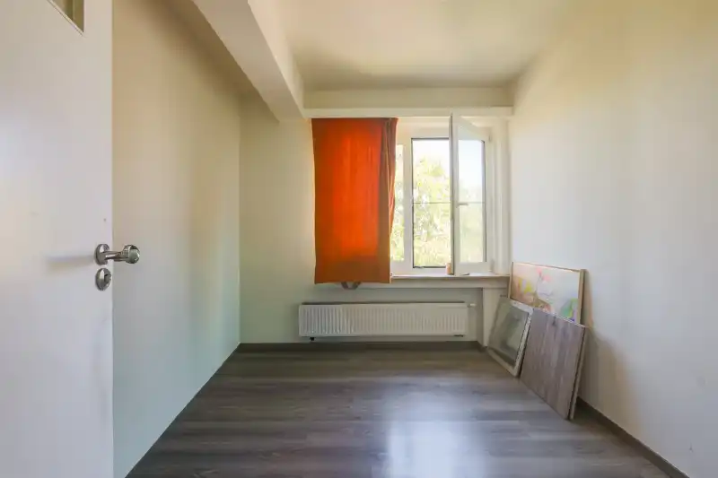 Centraal gelegen appartement van 94m² met 3 slaapkamers, kelder en garage (Energielabel B). (foto's via A. I. bewerkt) foto 7