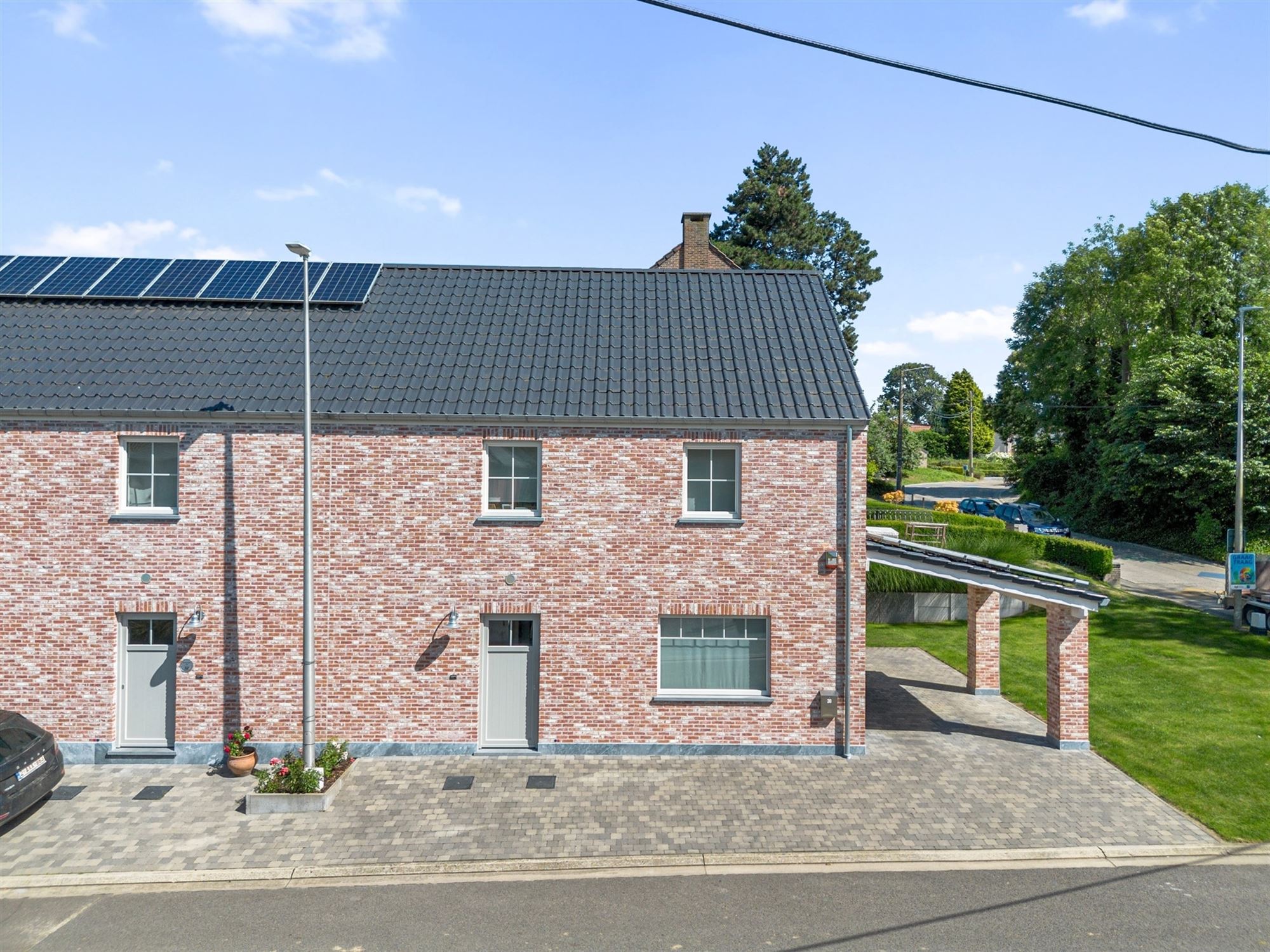 KNAPPE TOT IN DE PUNTJES AFGEWERKTE MET 3 SLAAPKAMERS EN LEUKE TUIN foto 2